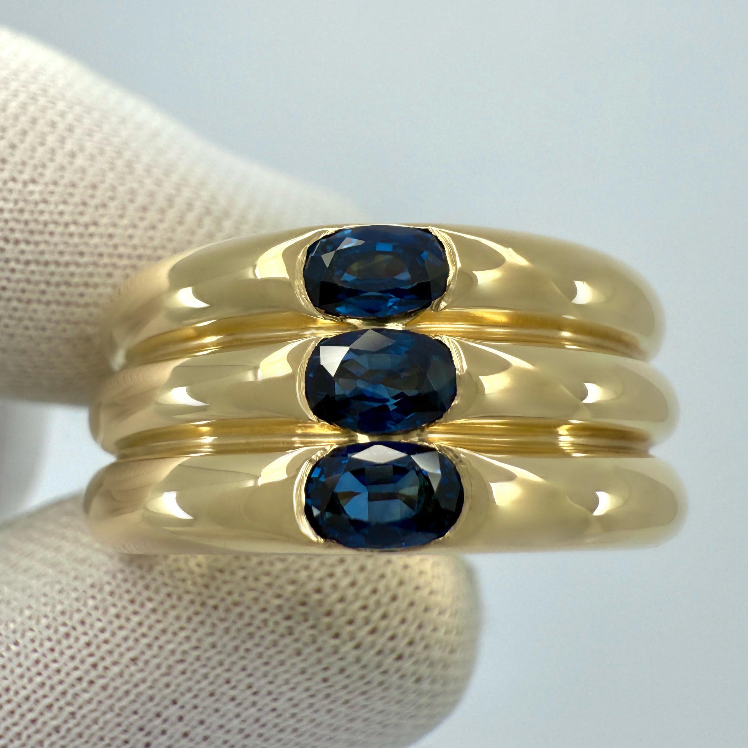 Anello a fascia con tre pietre in oro giallo 18k con zaffiro blu Cartier d'epoca in vendita 1