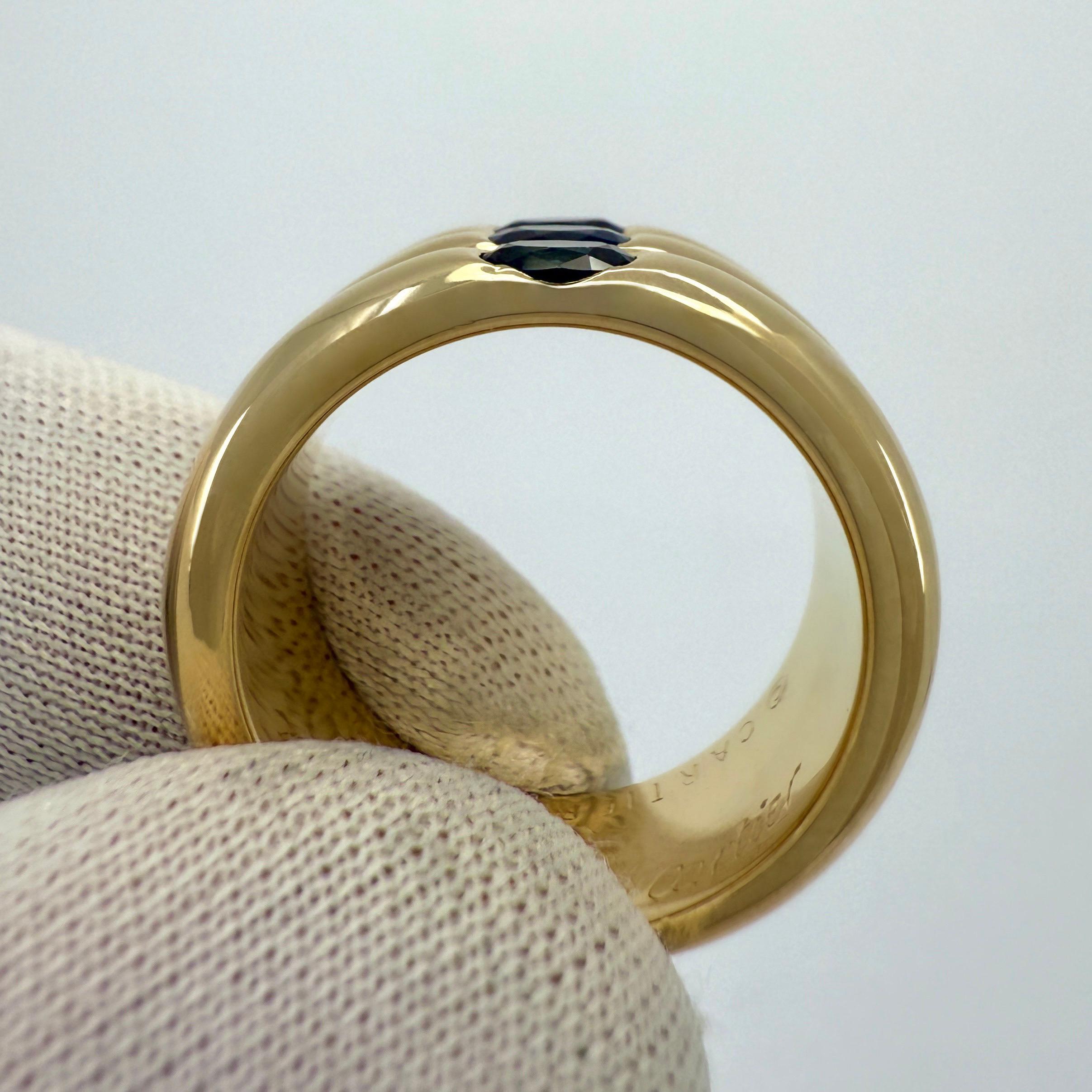 Anello a fascia con tre pietre in oro giallo 18k con zaffiro blu Cartier d'epoca in vendita 2