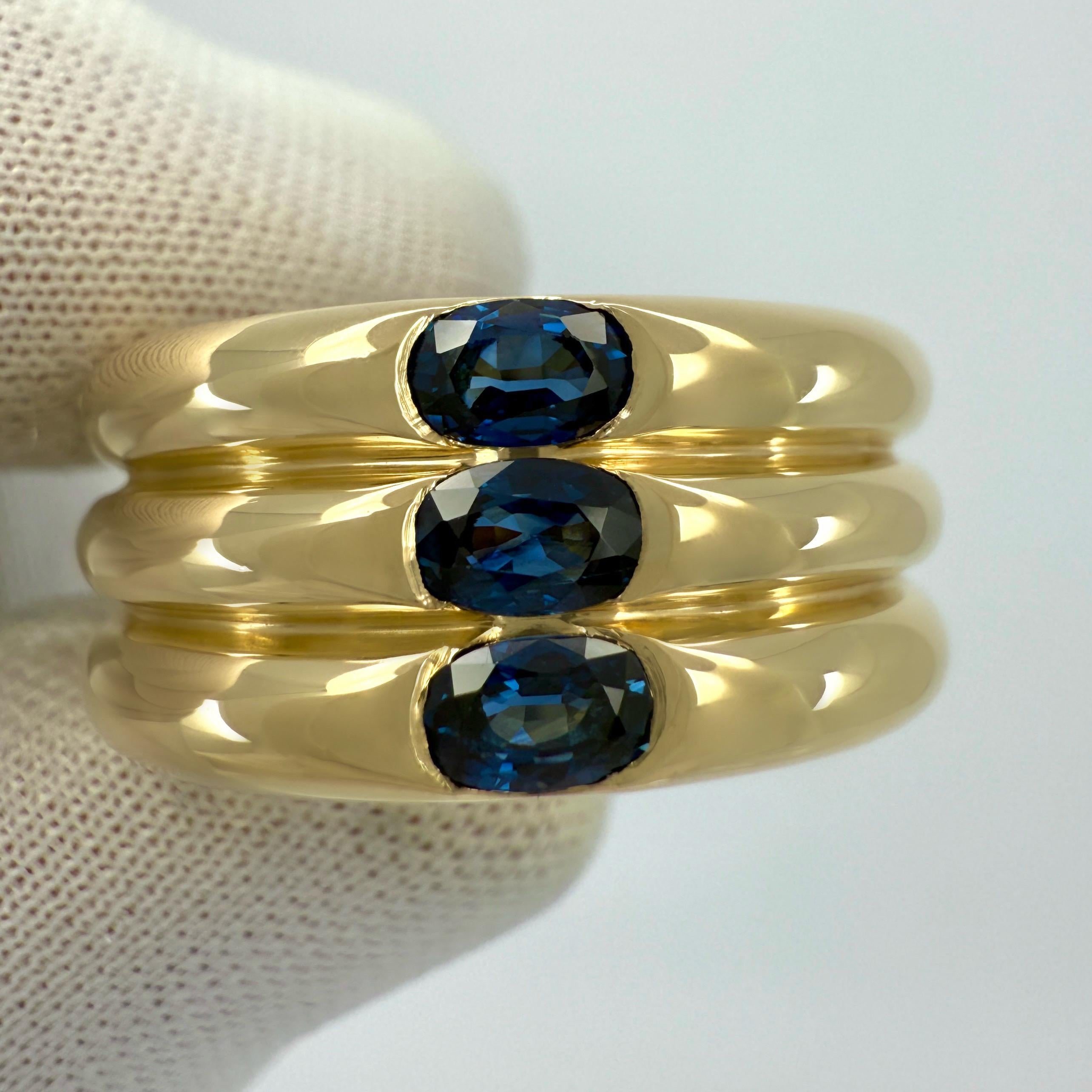 Anello a fascia con tre pietre in oro giallo 18k con zaffiro blu Cartier d'epoca in vendita 4