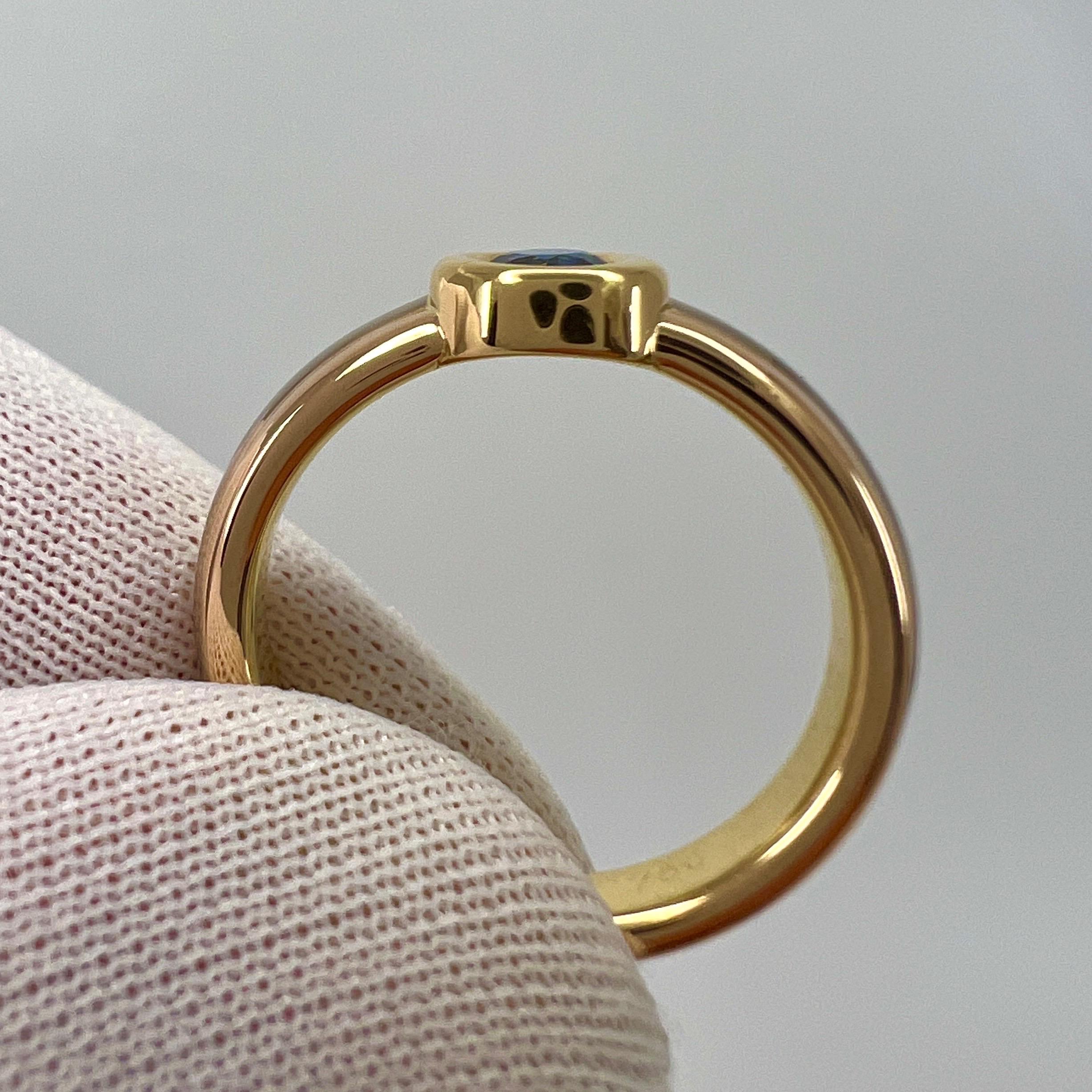 Women's or Men's Vintage Cartier Blue Sapphire Round 18k Tricolour Multi Tone Gold Solitaire Ring