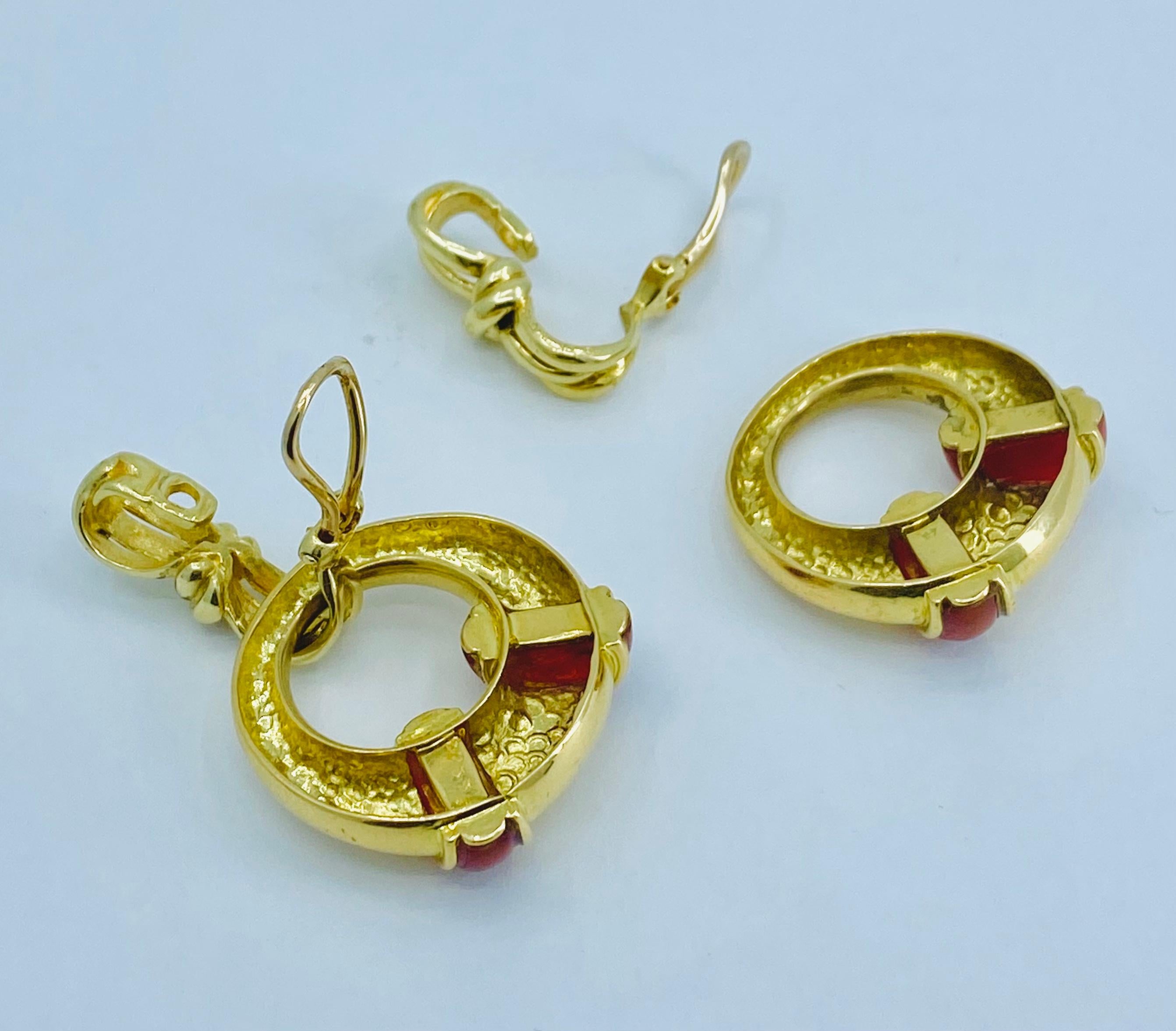 Vintage Cartier Carnelian Gold Earrings  In Excellent Condition For Sale In Beverly Hills, CA
