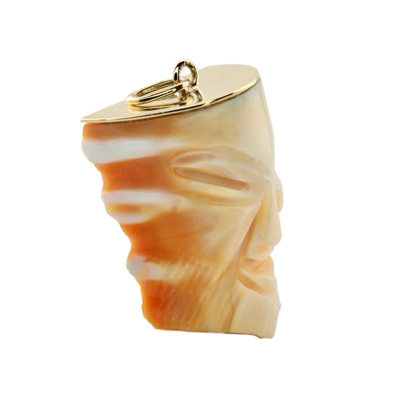 Aston Estate Jewelry présente

Pendentif figural vintage en corail de Cartier. Représentation d'un personnage sculpté en profond relief avec une expression dramatique. Elle présente une belle coloration naturelle avec des nuances d'orange, de feu et