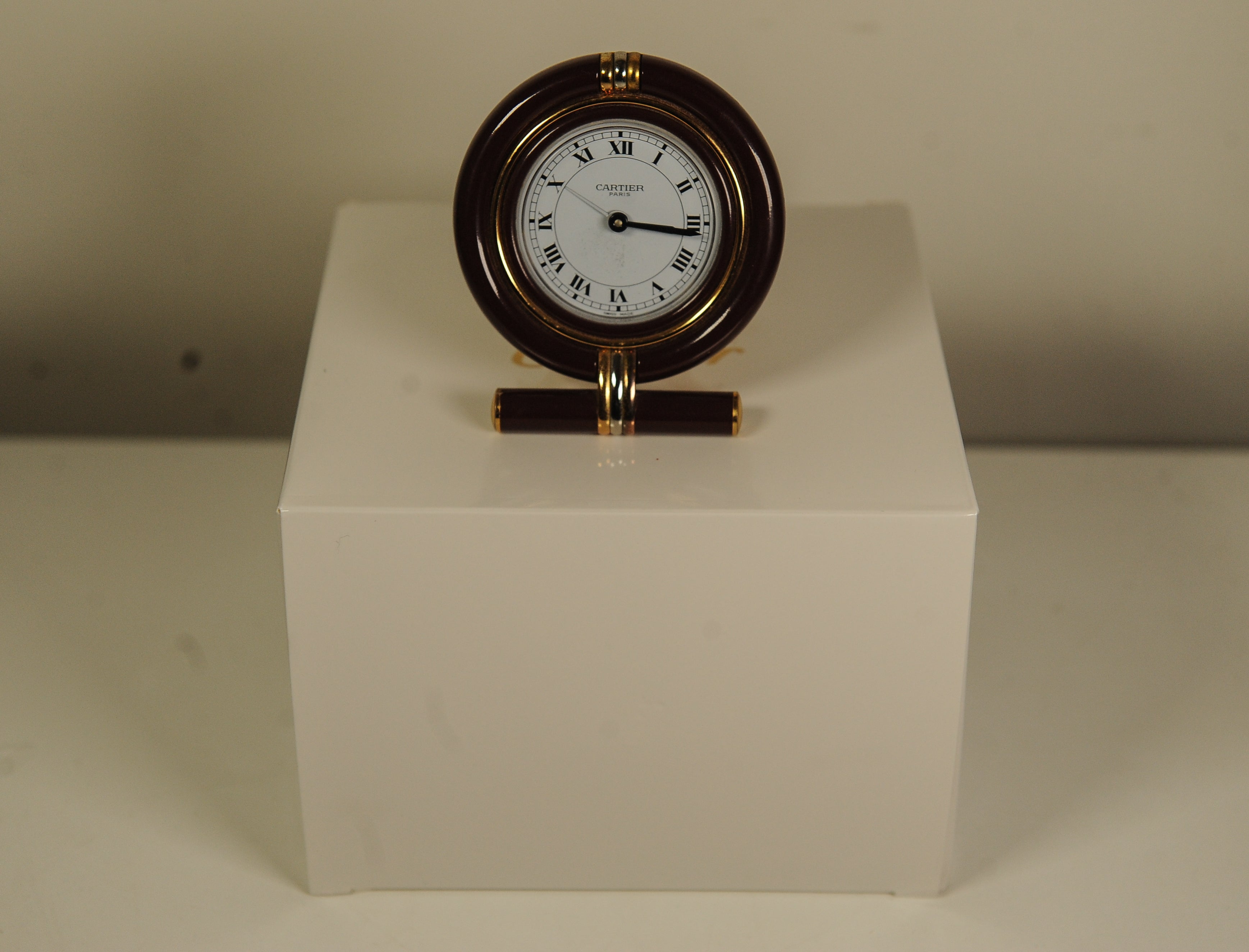 Art Déco Orologio da tavolo con movimento al quarzo circolare Cartier d'epoca in metallo dorato e smalto marrone in vendita