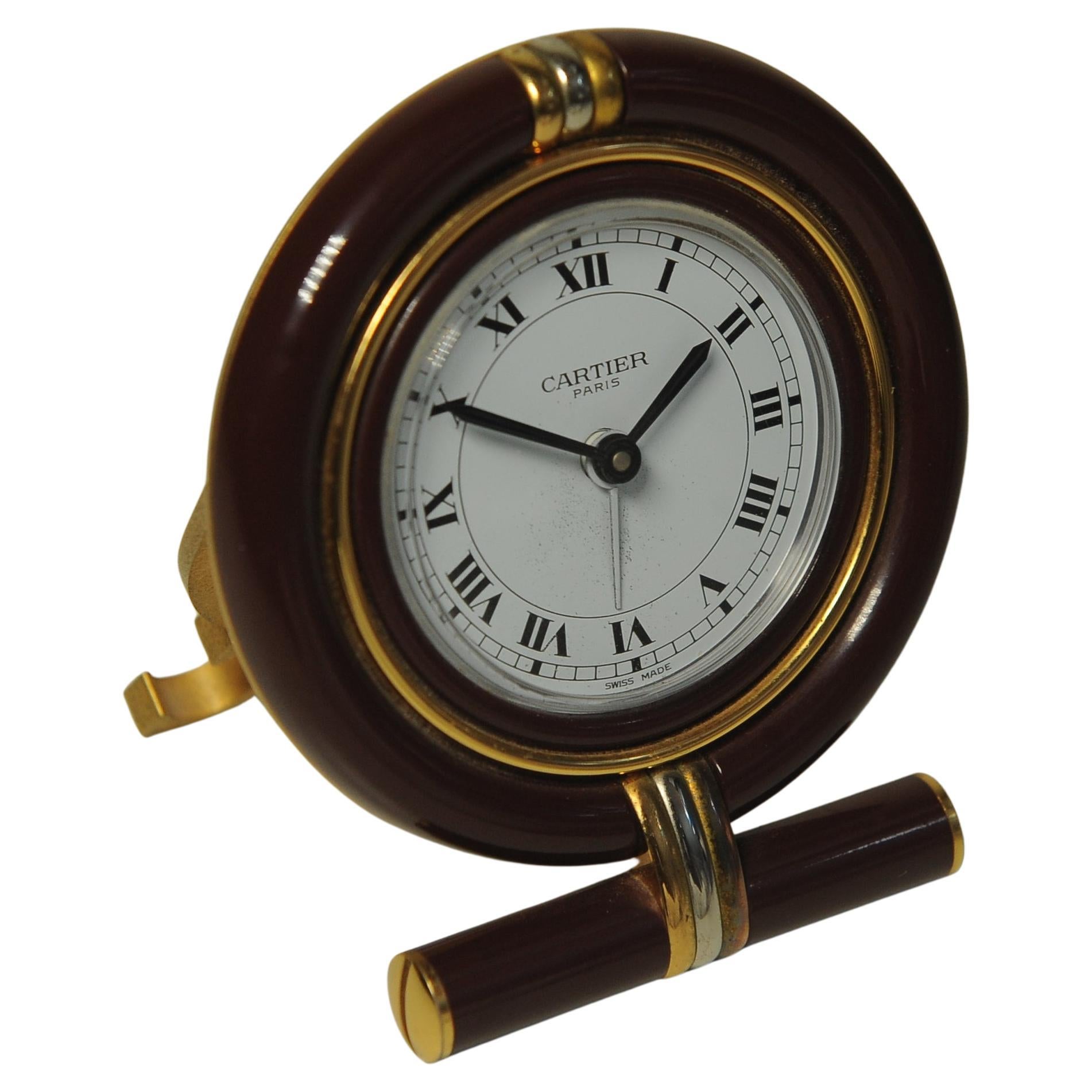 Francese Orologio da tavolo con movimento al quarzo circolare Cartier d'epoca in metallo dorato e smalto marrone in vendita