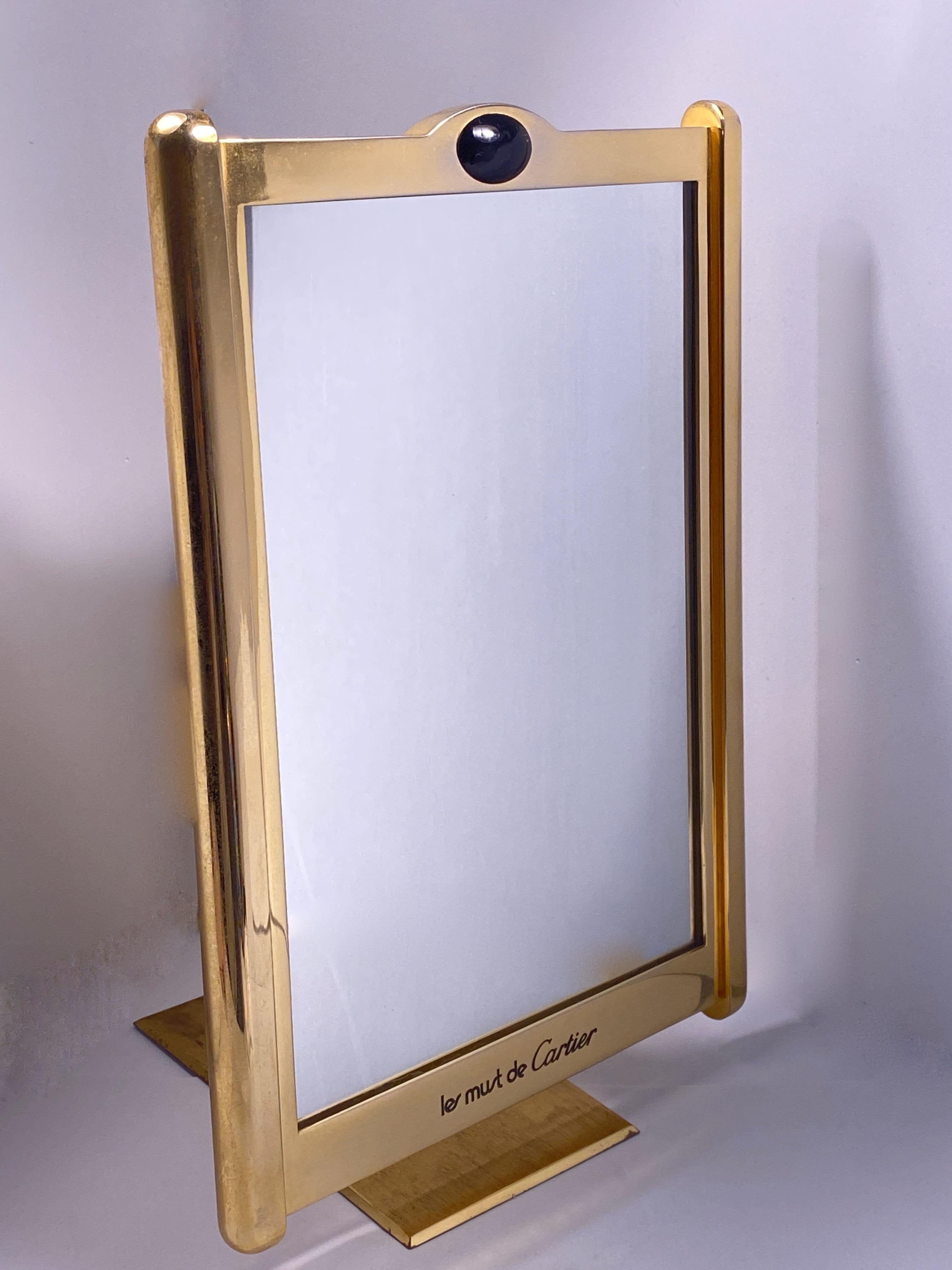 Para tu consideración, un precioso espejo de sobremesa de Cartier con forma de tanque y eje trasero abatible. 

Años 70, fabricado en Francia. 

Esta pieza está en buen estado vintage, con ligero óxido y signos de desgaste. No hay daños