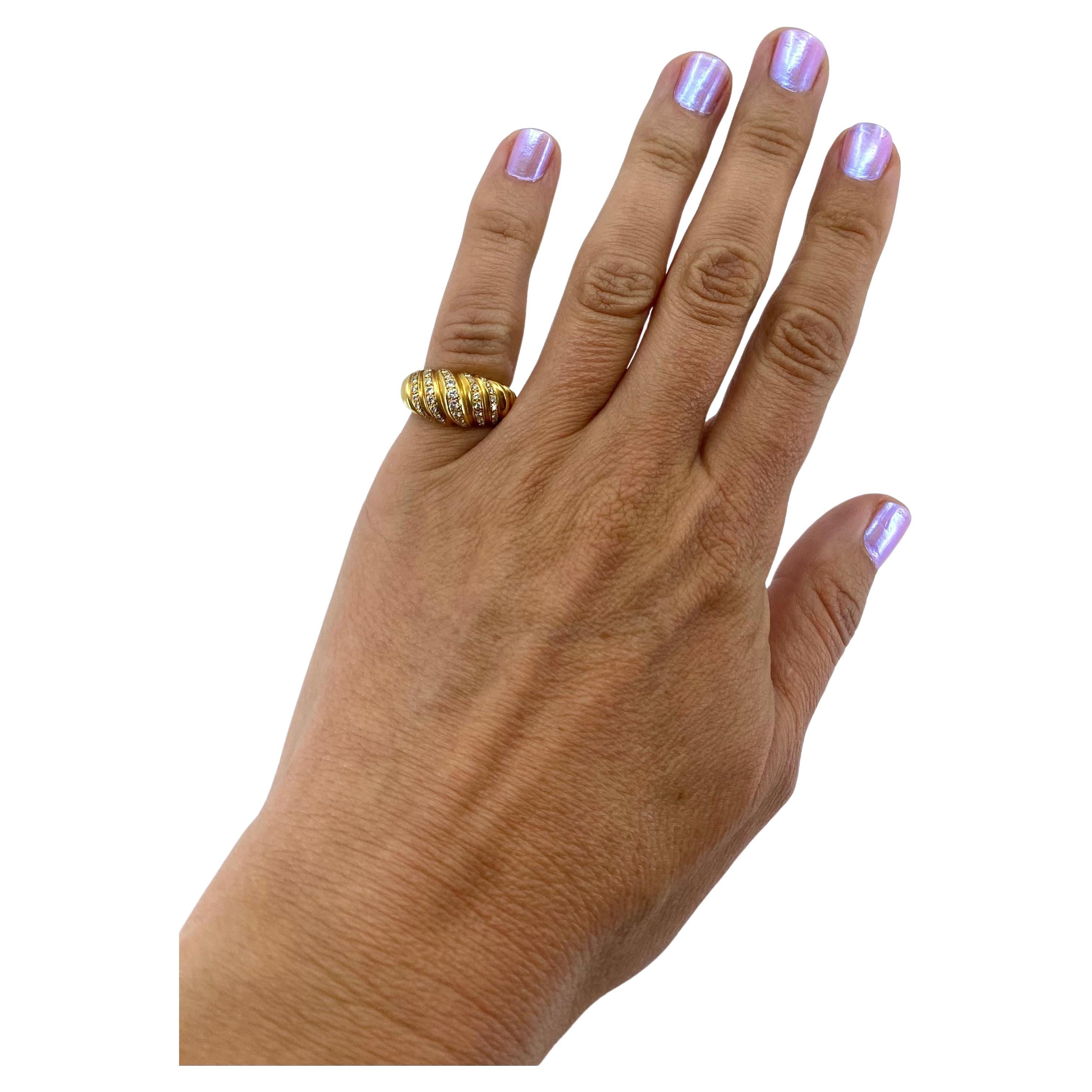 Ein Vintage-Croissant-Ring von Cartier aus 18 Karat Gold mit Diamanten. 
Der Ring hat ein klassisches Rippendesign, den so genannten 