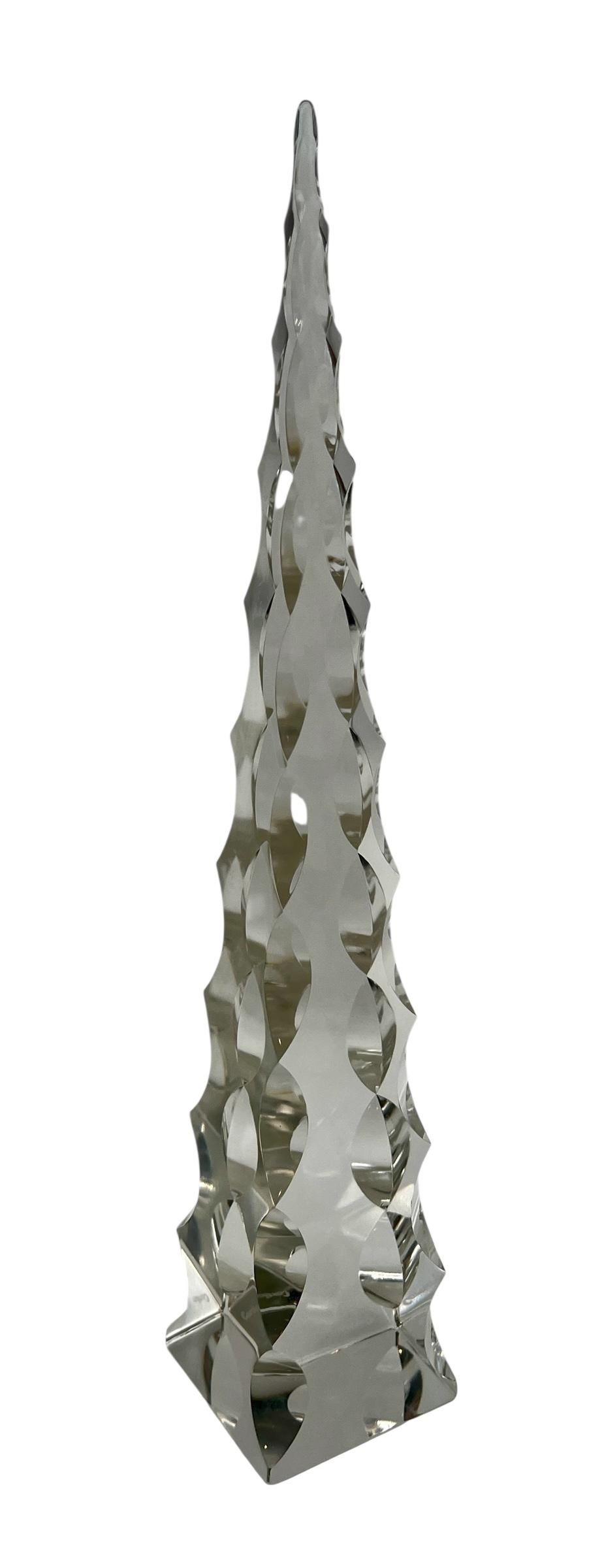 Obelisco di cristallo tagliato Cartier d'epoca.  In condizioni generali ottime, con usura adeguata all'età. Alcuni piccoli graffi. Non ci sono schegge, crepe o riparazioni. 