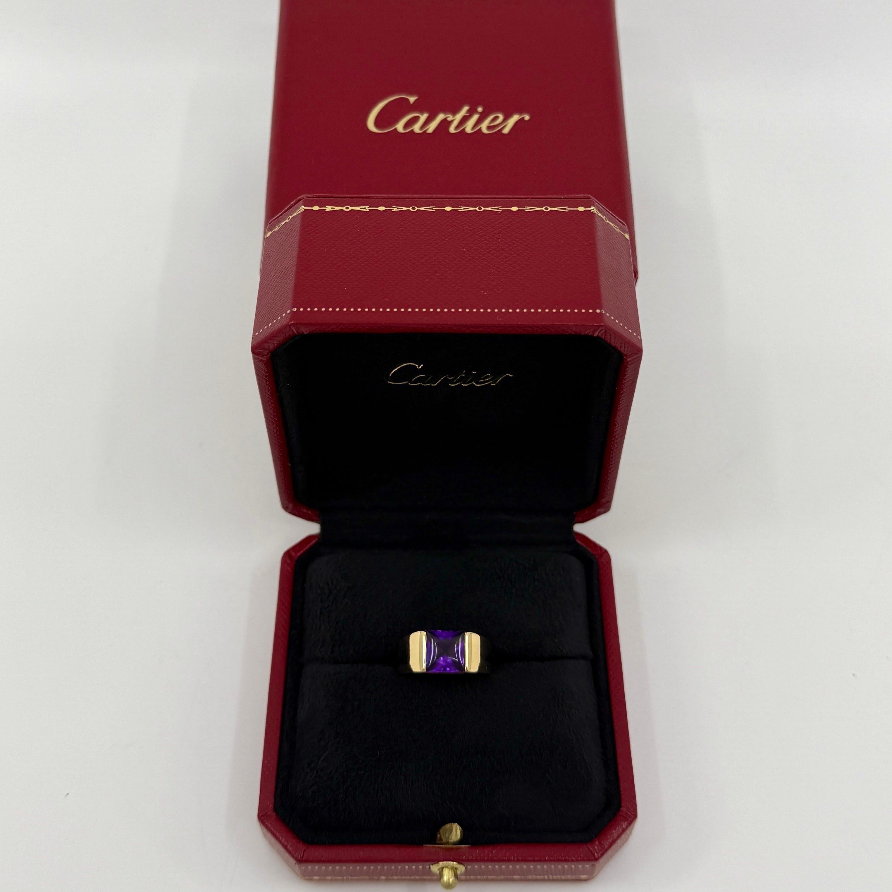 Anello Cartier vintage di grandi dimensioni con ametista viola profonda da 8 mm in oro giallo 18 carati.

Splendido anello in oro giallo con un'ametista viola intenso incastonata in tensione di 8 mm. Le case di alta gioielleria come Cartier