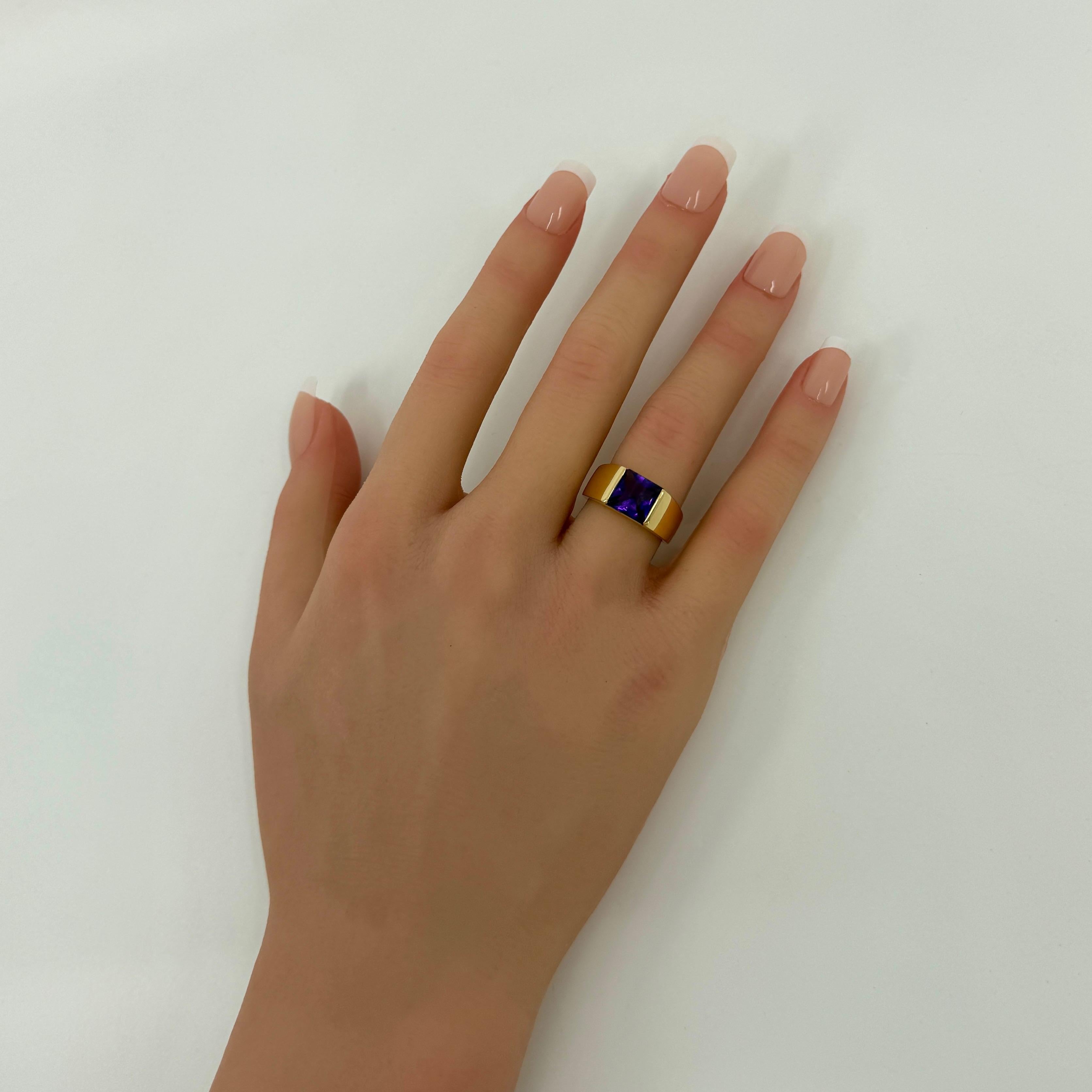 Cartier Vintage Purple Amethyst 8mm 18k Yellow Gold Tank Band Solo Ring 51 in vendita 3