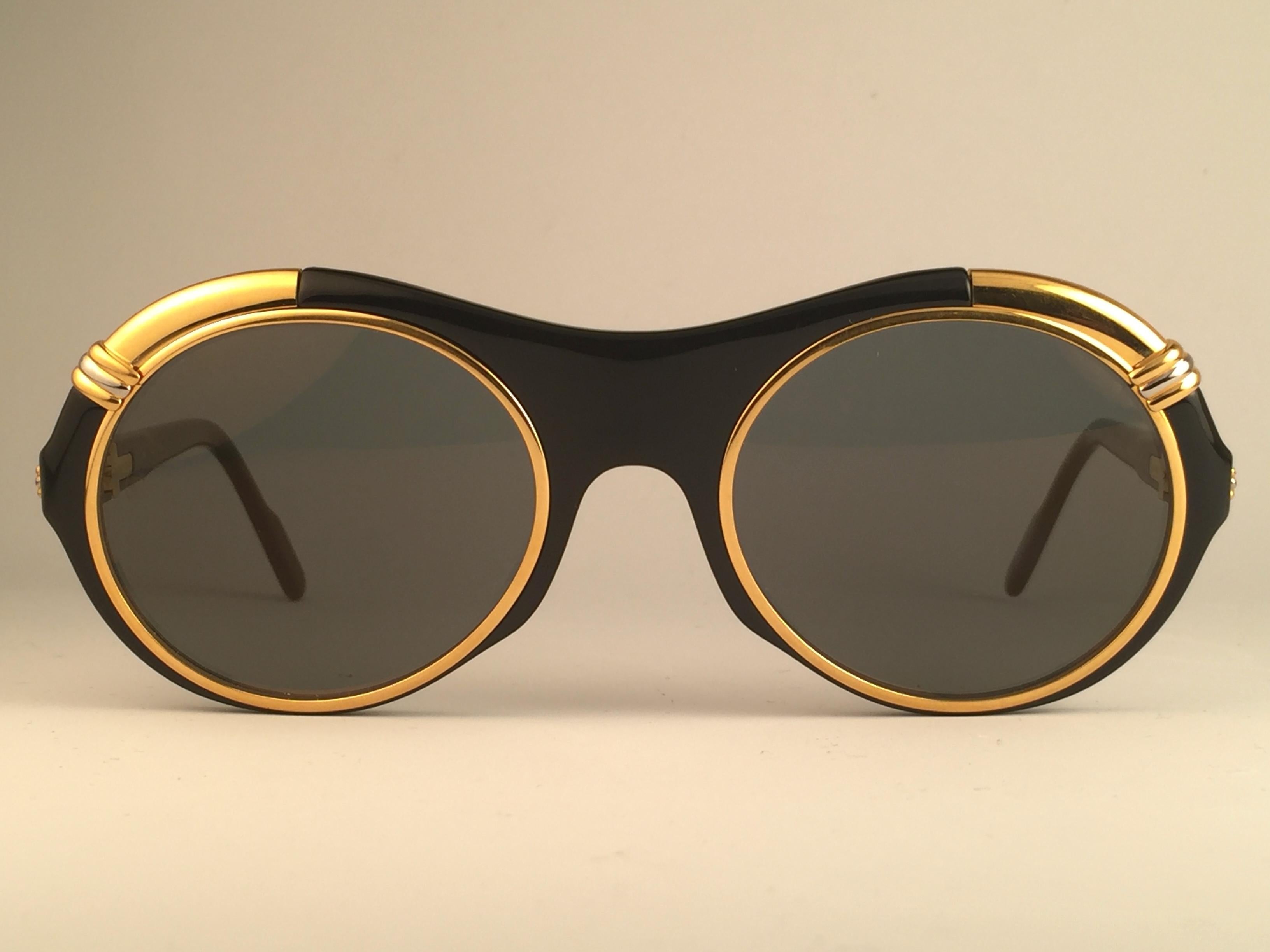 1991 Original Cartier Diabolo Art Deco Sunglasses with spotless amazing brown gold mirrored (uv protection). 
Frame has the famous real gold and white gold accents in the middle and on the sides.
All hallmarks. Cartier gold signs on the earpaddles.