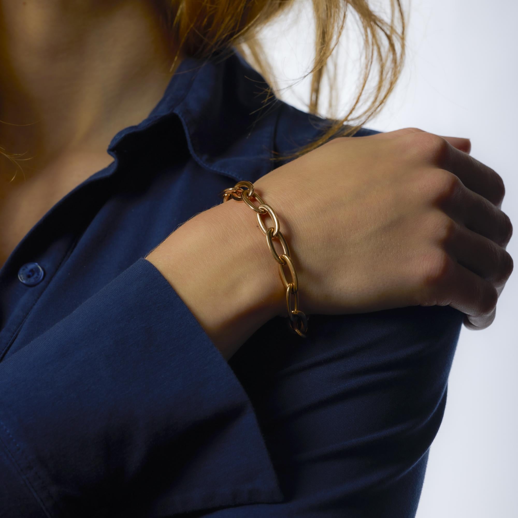Questo braccialetto Cartier sfoggia 21 splendidi diamanti di colore D-E in un luminoso oro rosa 18 carati, incarnando un'eleganza senza tempo con una maestria artigianale e un peso lussuoso.