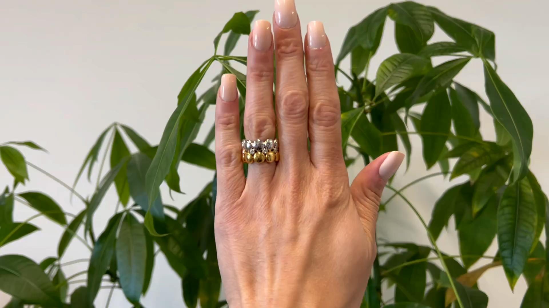 Ein Vintage Cartier Diamant 18k zwei Tone Honig Mond Ring. Mit 9 runden Diamanten im Brillantschliff mit einem Gesamtgewicht von ca. 0,50 Karat, eingestuft in der Farbe D-E und der Reinheit VVS-VS. Gefertigt aus 18 Karat Gelb- und Weißgold, signiert