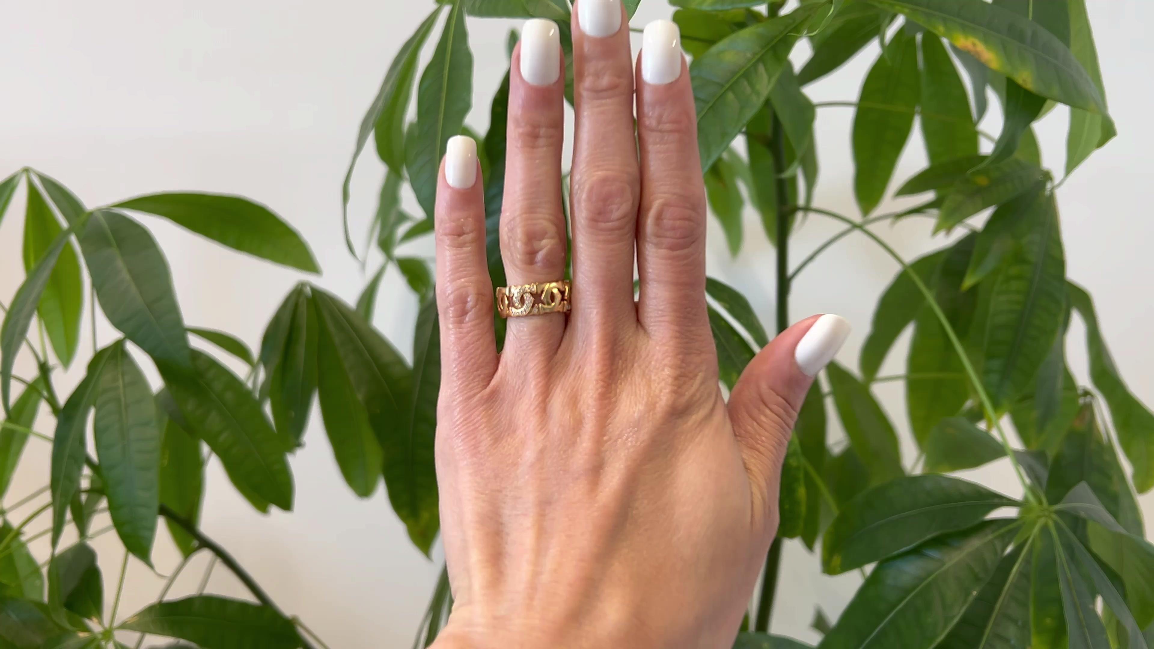 Ein Vintage Cartier Diamond 18k Gelbgold Entrelaces Interlocking Double C Eternity Band. Mit 64 runden Diamanten im Brillantschliff mit einem Gesamtgewicht von ca. 0,30 Karat, eingestuft in Farbe F und Reinheit VVS. Gefertigt aus 18 Karat Gelbgold,