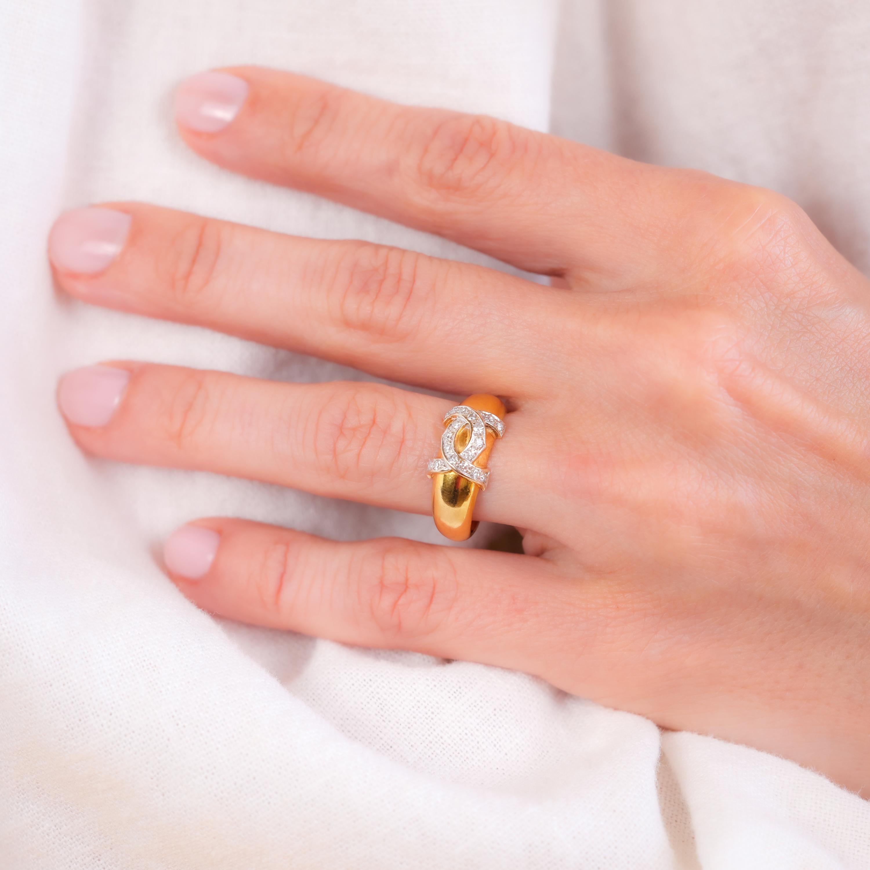 Marke: Cartier
Mittelstein: 18 Diamanten
Schnitt: Einfach
Gewicht: Ungefähr 0,1 Karat
Farbe: G
Klarheit: VS2
Metall: 18K Gelbgold
Epoche: Vintage By 
Circa: 1980er Jahre
Punzierungen: 568746, Cartier und 750 Feingehaltspunzen
Größe: 5 und kann in