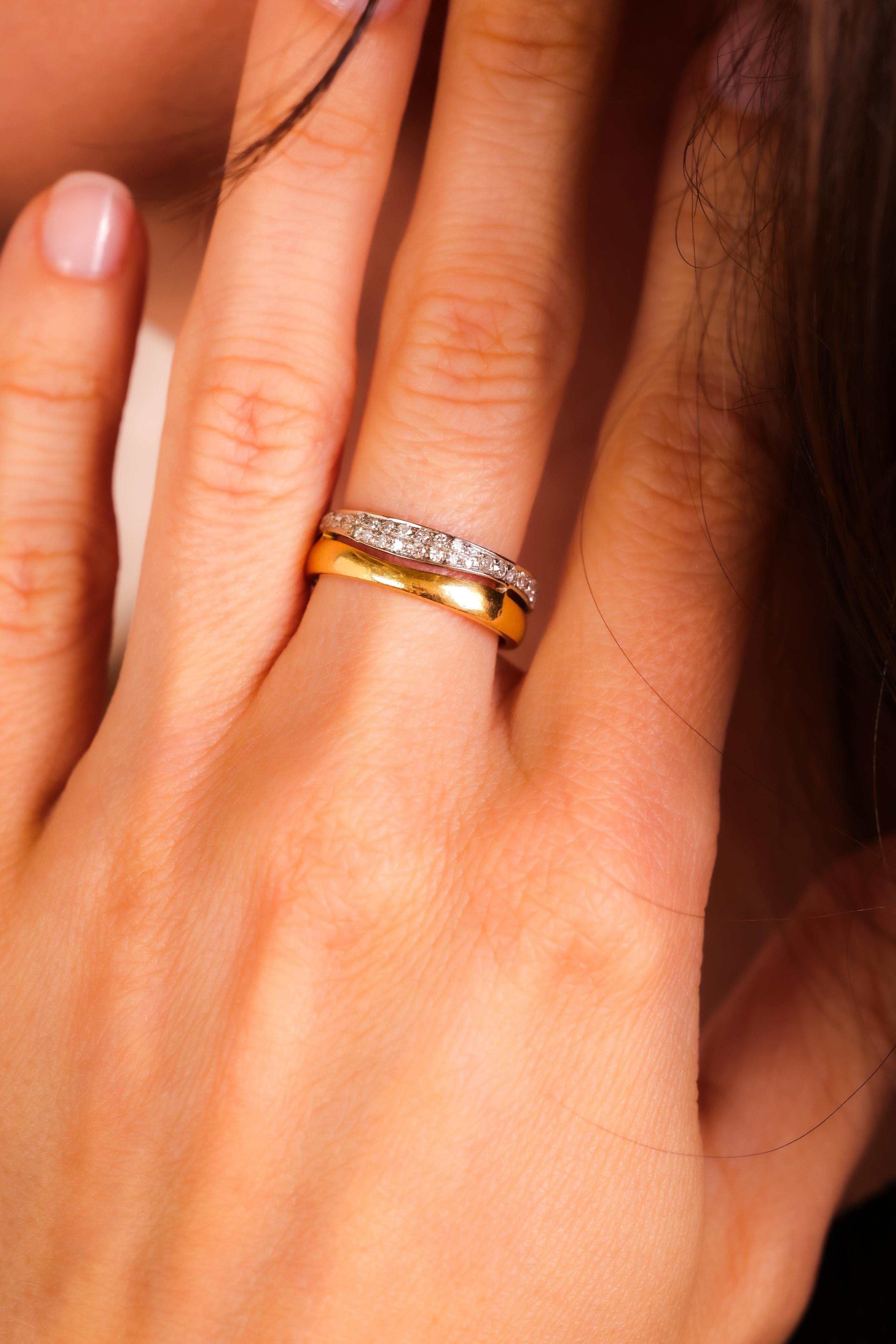 Marke: Cartier
Mittelstein: 63 Diamanten
Schnitt: Einfach
Gewicht: Ungefähr 0,5 Karat
Farbe: I
Klarheit: SI
Metall: 18K Gelb- und Weißgold
Epoche: Vintage By
Circa: 1980er Jahre
Punzierungen: Cartier, 625249
Größe: 6 
Gramm Gewicht: 4.93

Dieser