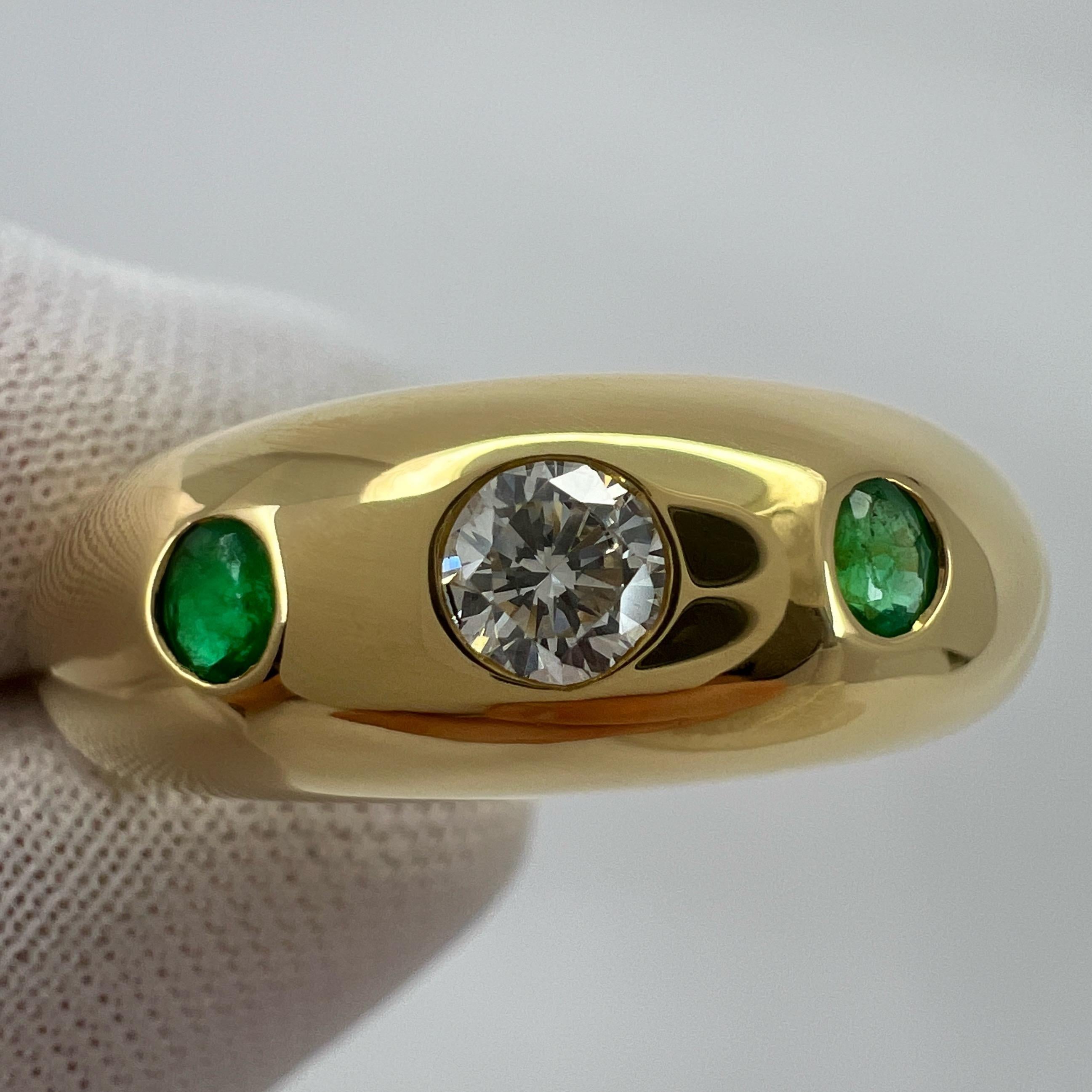 Vintage Cartier Diamond Emerald 18k Yellow Gold Three Stone Dome Daphne Ring 62 Unisexe en vente