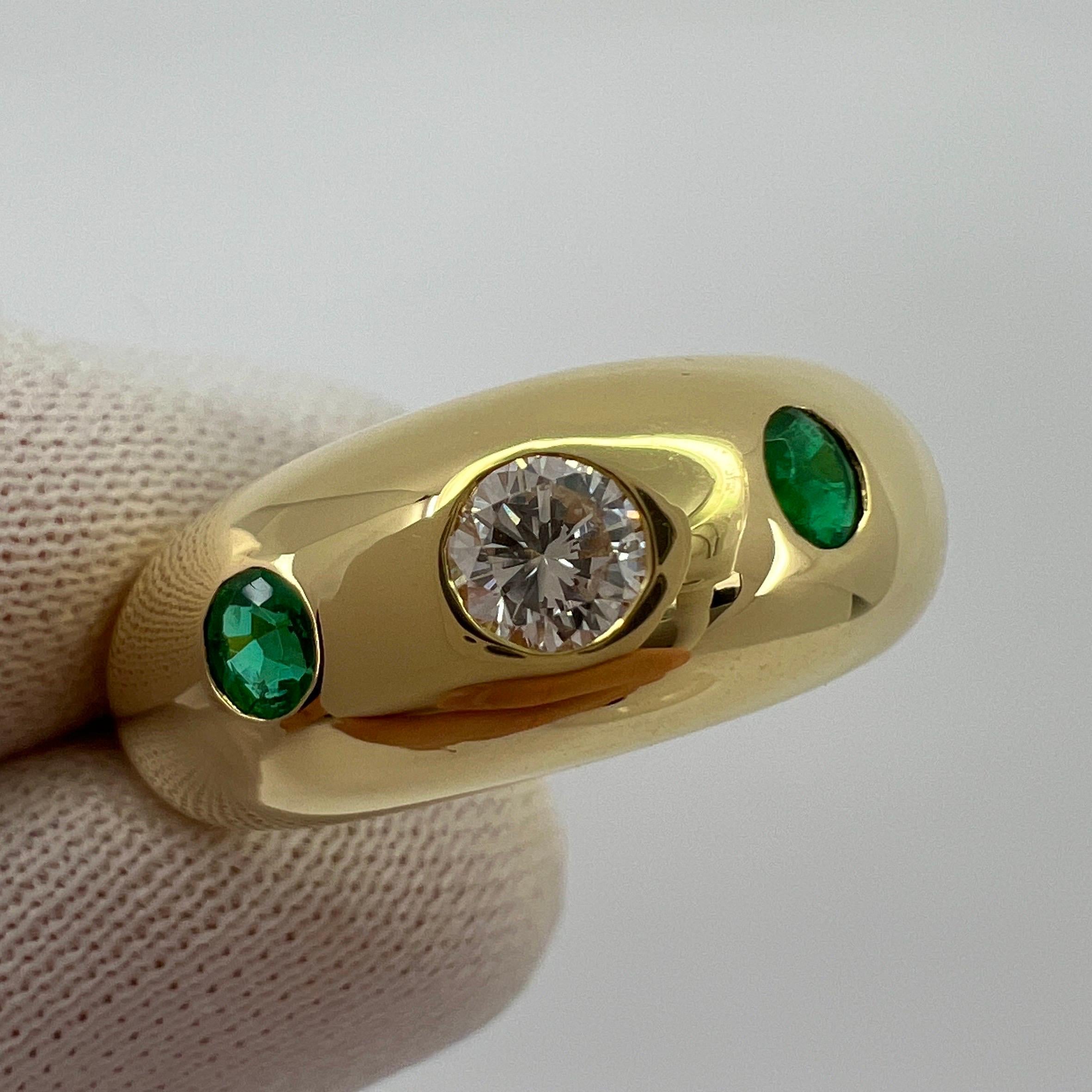 Rare Vintage By By Cartier Diamond And Emerald 18k Yellow Gold Three Stone Dome Ring.

Superbe bague Cartier en or jaune sertie d'un magnifique diamant central de 4 mm de couleur F/G et de pureté VVS. Le tout est rehaussé par deux fines émeraudes