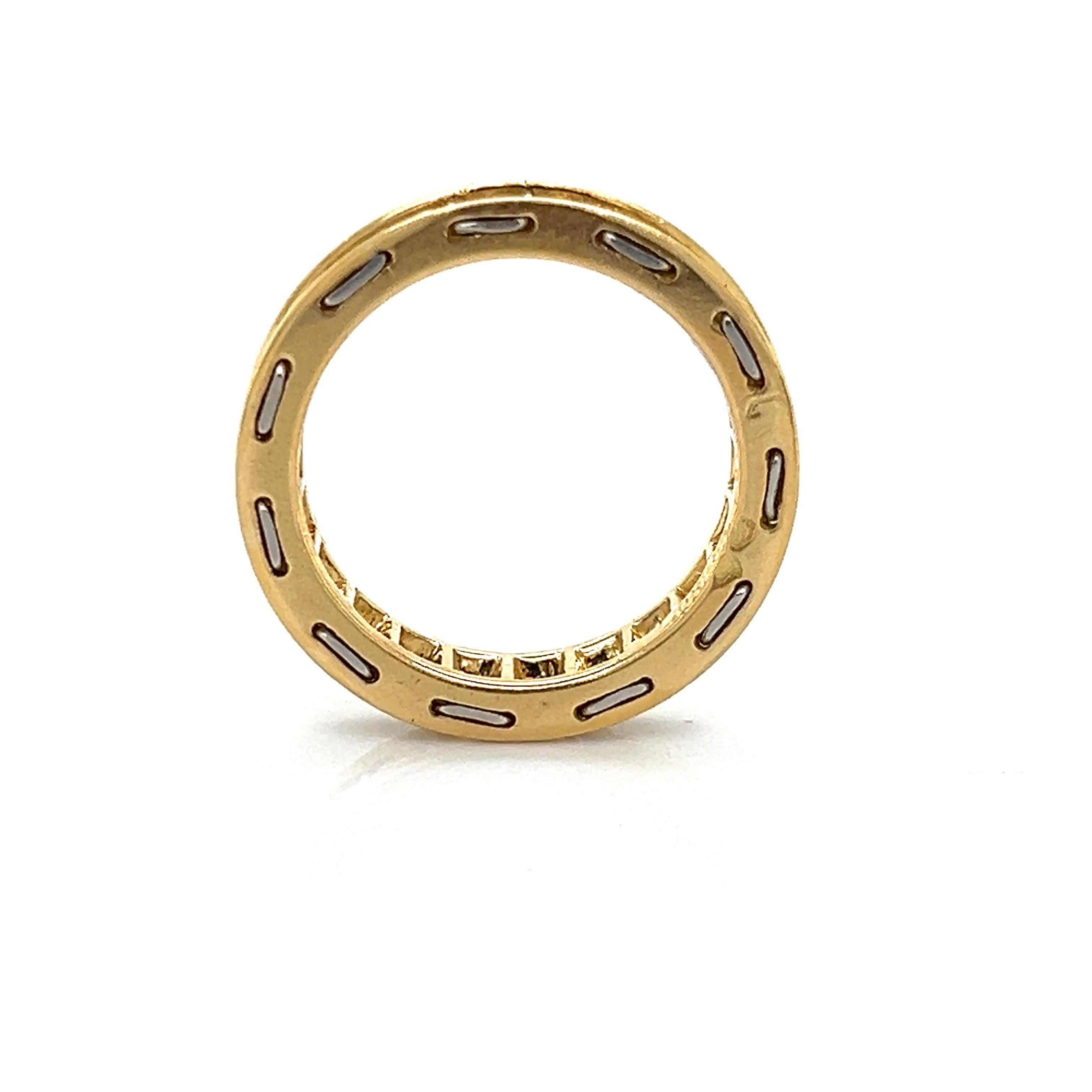 Schöner Ring des famosen Designers Cartier. Der Ring ist aus 18 Karat Gelbgold und Platin gefertigt und mit zweiundzwanzig runden Diamanten im Brillantschliff besetzt. Die Diamanten in diesem Design sind von weißer Farbe (E-F) und weisen eine