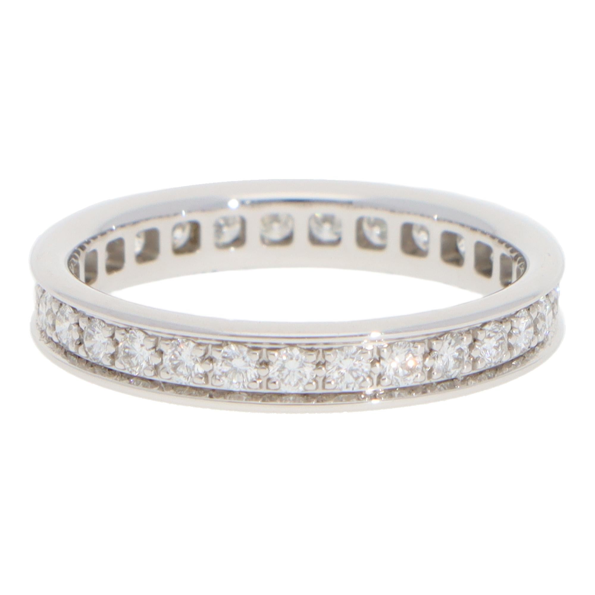 Eine schöne Vintage Cartier Diamant Ewigkeit Ring in 18k Weißgold gesetzt.

Der Ring besteht aus 29 runden Diamanten im Brillantschliff, die in Farbe und Größe perfekt zueinander passen. Alle Steine sind in einem polierten 3-Millimeter-Weißgoldband