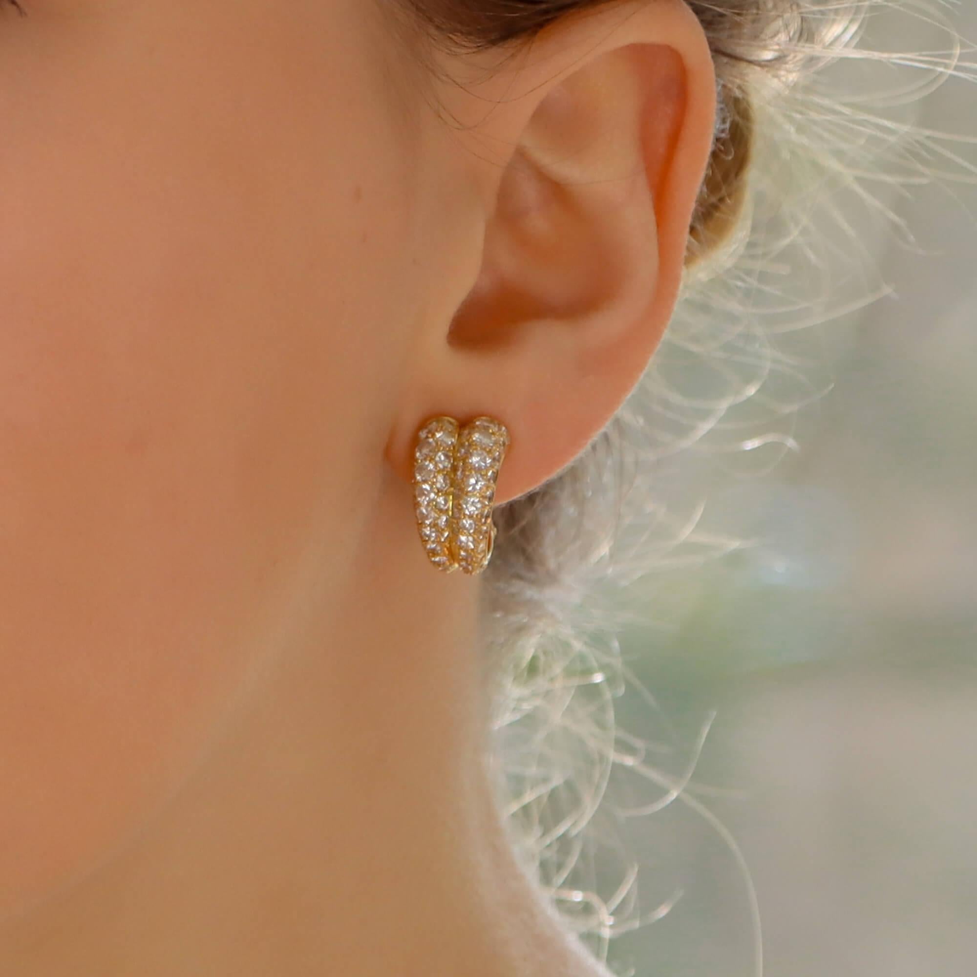 Un bellissimo paio di orecchini a cerchio con diamanti Cartier vintage, incastonati in oro giallo 18 carati.

Provenienti dalla collezione fuori produzione di Cartier, gli orecchini sono incastonati con 126 diamanti rotondi con taglio a brillante,