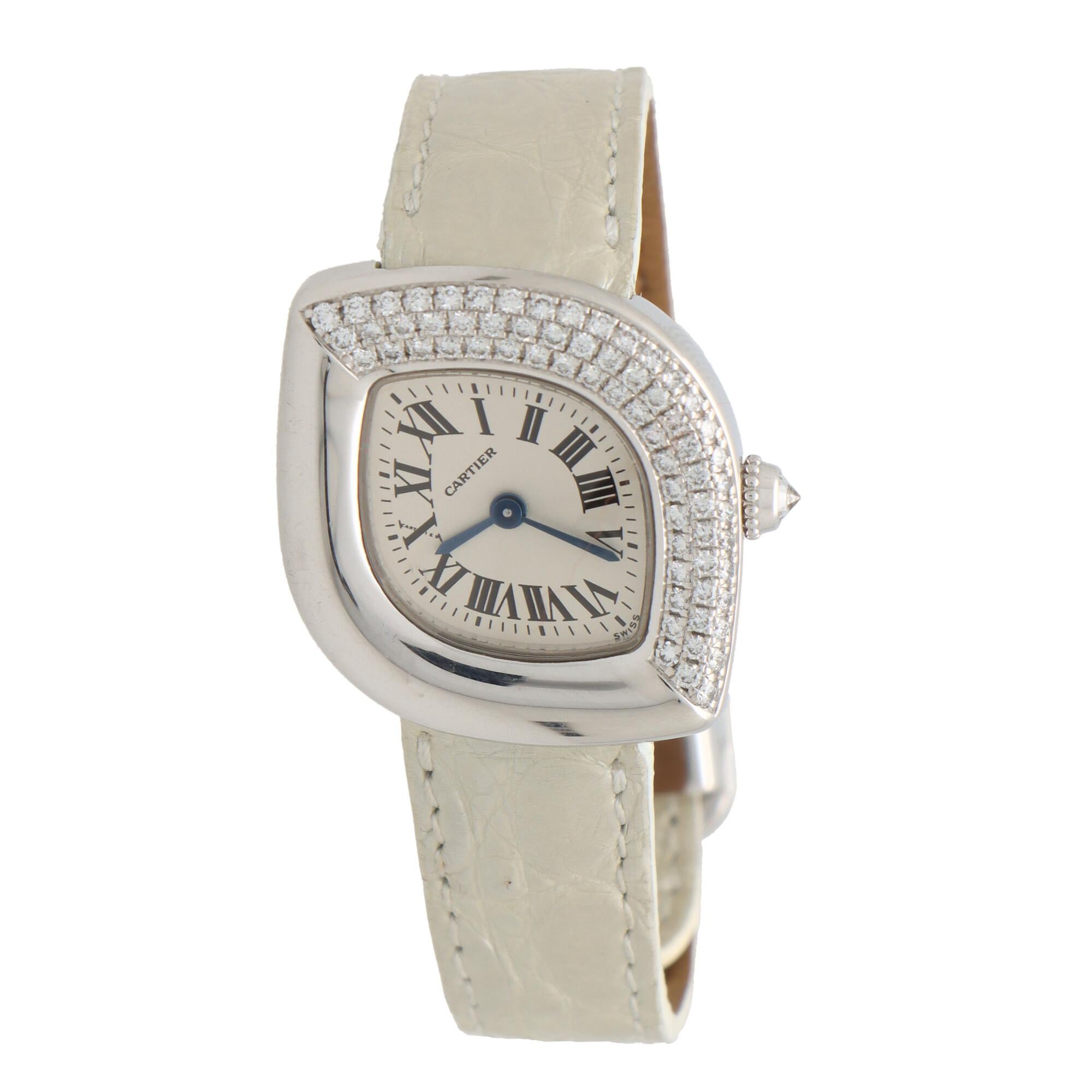 Magnifique montre-bracelet vintage Cartier 'Navette' en or blanc 18 carats et diamants. 

La montre est dotée d'un boîtier décalé en forme de Brilliante mesurant 25 millimètres de diamètre, dont un côté est pavé de diamants ronds de taille