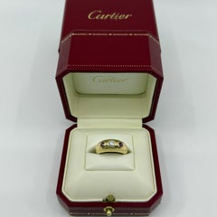 Anello vintage Cartier "Daphne" con diamanti e rubini, in oro giallo 18 carati, a tre pietre e con montatura bombata, misura EU53