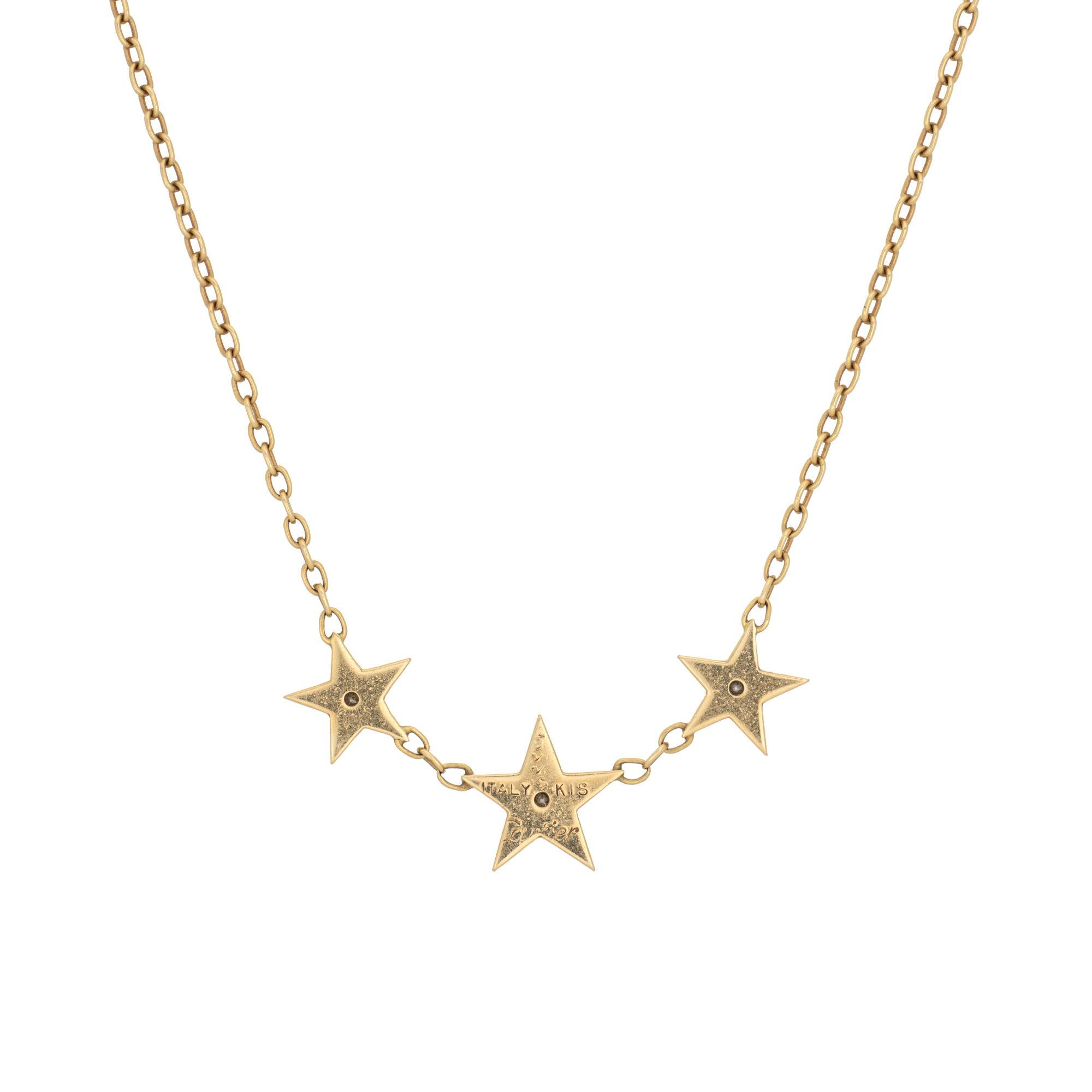 Stilvolle und fein detaillierte Vintage Cartier Diamant-Stern-Halskette aus 18 Karat Gelbgold.  

Drei kleine Diamanten mit einem geschätzten Gesamtgewicht von 0,05 Karat (geschätzte Farbe G-H und Reinheit VS1-2).

Diamanten zieren ein abgestuftes