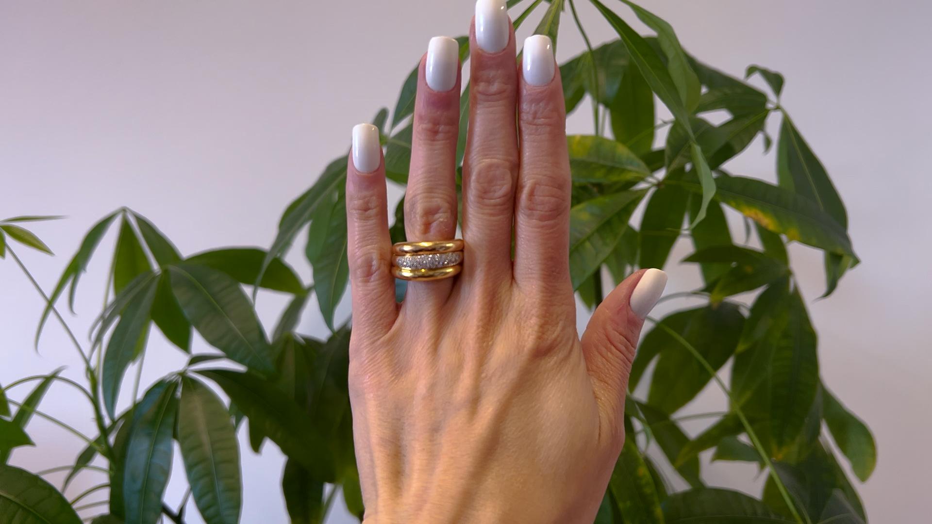 Ein Vintage Cartier Diamant Tri Gold gestapelt Ring. Mit 31 runden Diamanten im Brillantschliff mit einem Gesamtgewicht von ca. 0,75 Karat, eingestuft als farblos, Reinheit VVS-VS. Gefertigt aus 18 Karat Gelb-, Weiß- und Roségold, signiert Cartier
