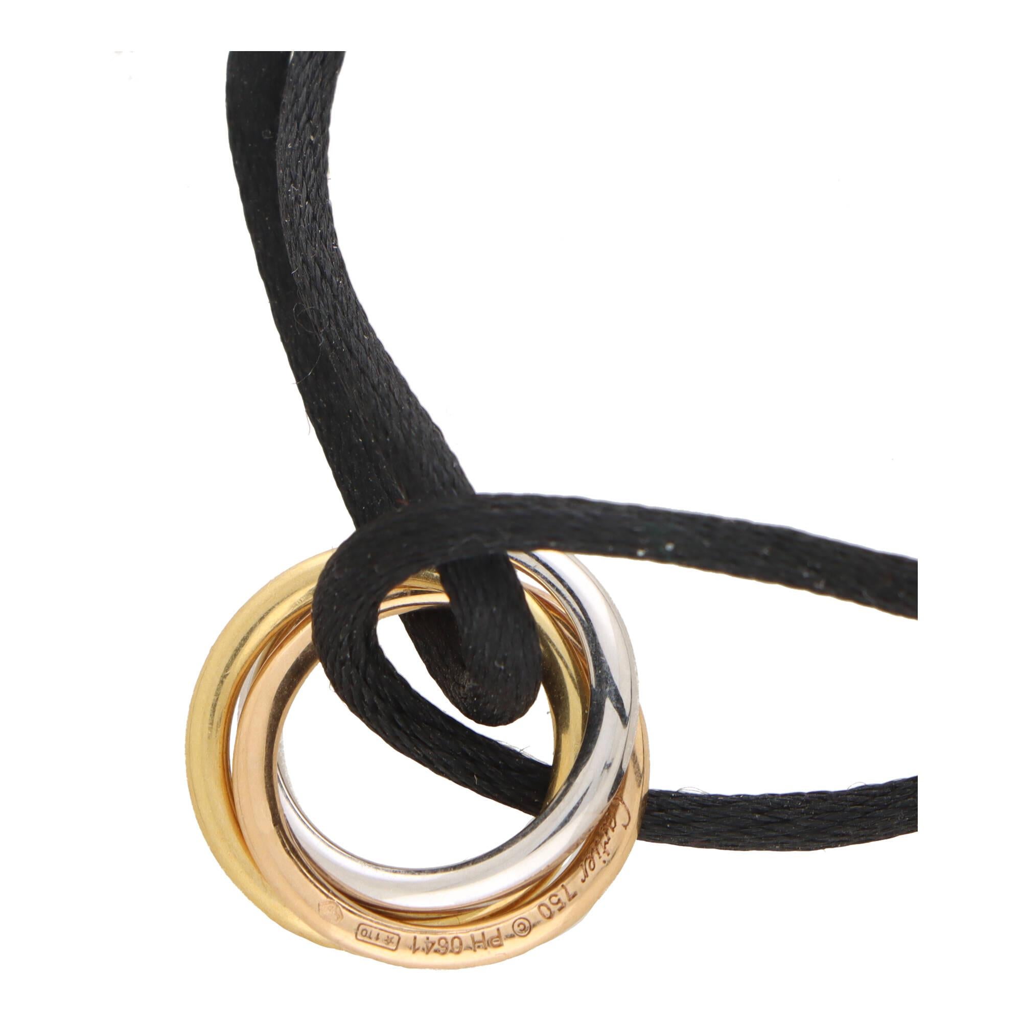 Bracciale vintage Cartier con diamanti a forma di trinità, incastonati in oro giallo, rosa e bianco a 18 carati.

Il braccialetto è incastonato con l'iconico motivo della trinità di Cartier e poggia su un cordoncino di seta nero. L'anello in oro