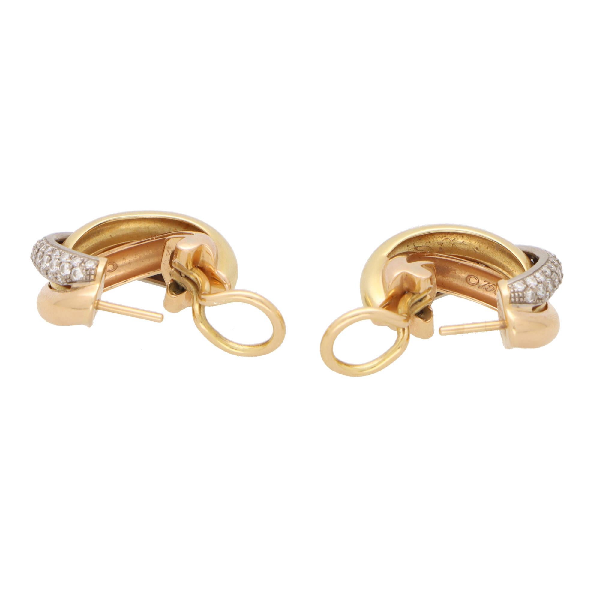 Une paire classique de boucles d'oreilles trinitaires en diamants de Cartier, montées en or jaune, rose et blanc 18 carats.

Chaque anneau est serti du design trinitaire emblématique et se compose de trois bandes de 3,5 millimètres qui sont soudées
