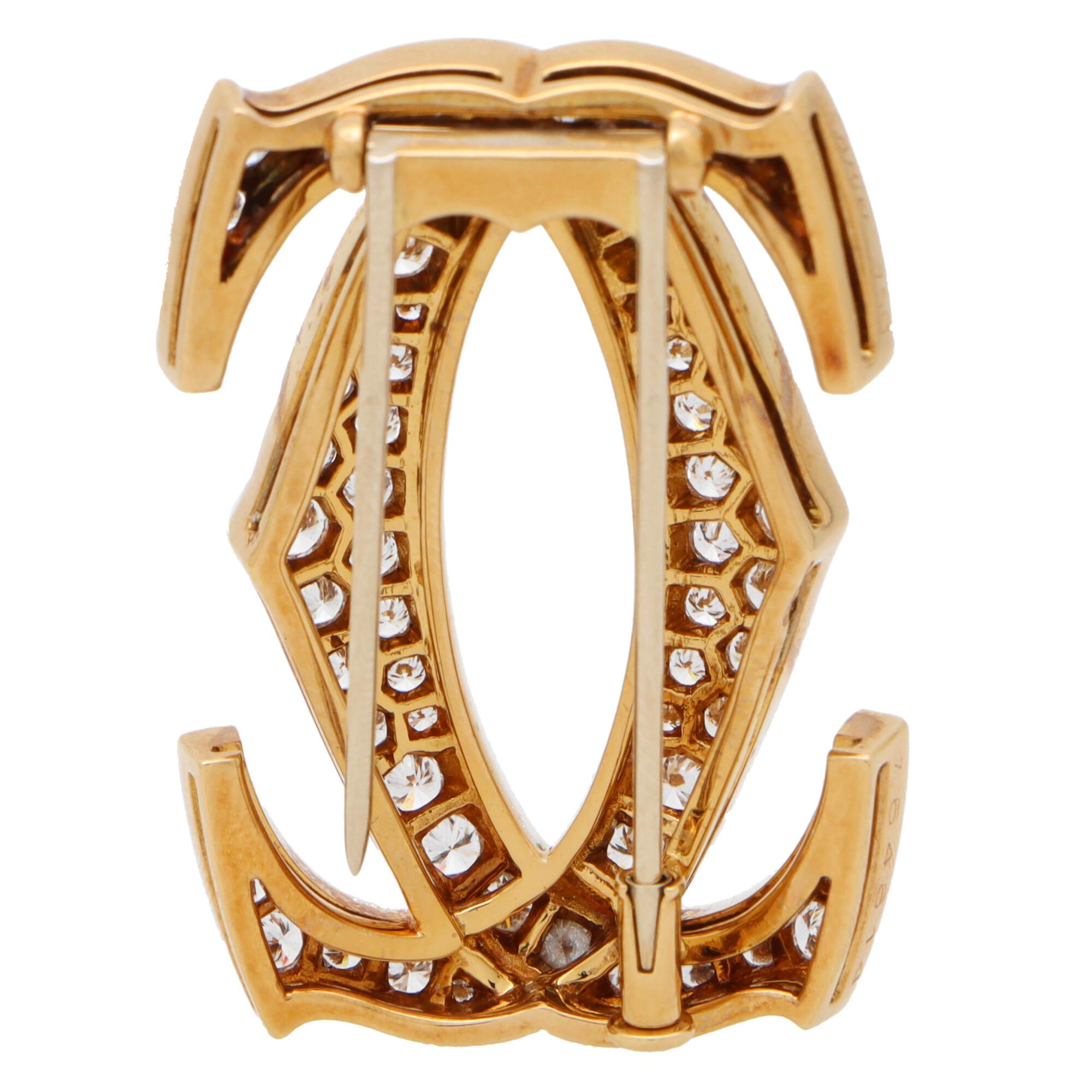 CARTIER Vintage Cartier Diamantbrosche mit Doppel-C-Motiv
Eine schöne Vintage-Brosche von Cartier mit Doppel-C-Diamanten in 18 Karat Gelbgold.
Die Brosche zeigt das ikonische Doppel-C-Motiv von Cartier und ist durchgehend mit runden Diamanten im