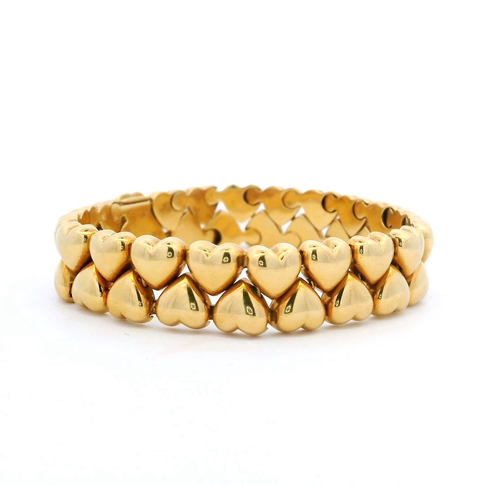 Un bracelet vintage à double cœur de Cartier en or jaune 18 carats, vers 1990.

Ce bracelet fait partie de la collection Cartier Double Coeur Heart, aujourd'hui abandonnée. Il est composé de deux rangées de coeurs individuels en or jaune 18 carats,