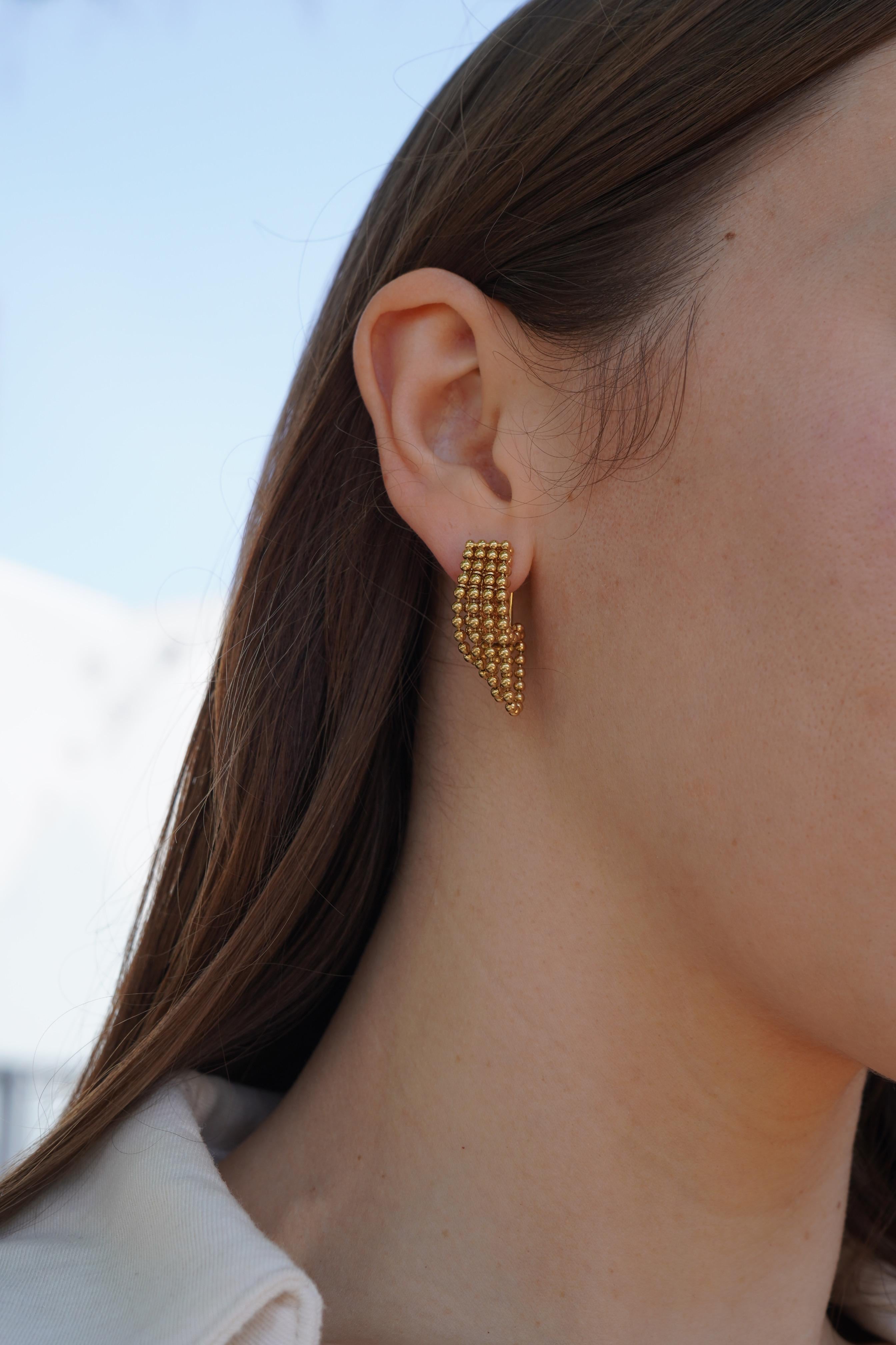 Vintage Cartier Draperie 18k Gold Ohrringe. Diese Ohrringe haben 4 Reihen von Perlenketten. Mit einem Gesamtgewicht von 20 Gramm sind diese Ohrringe für gepiercte Ohren gedacht, aber die Stifte können jederzeit entfernt werden, wenn Clip-ons