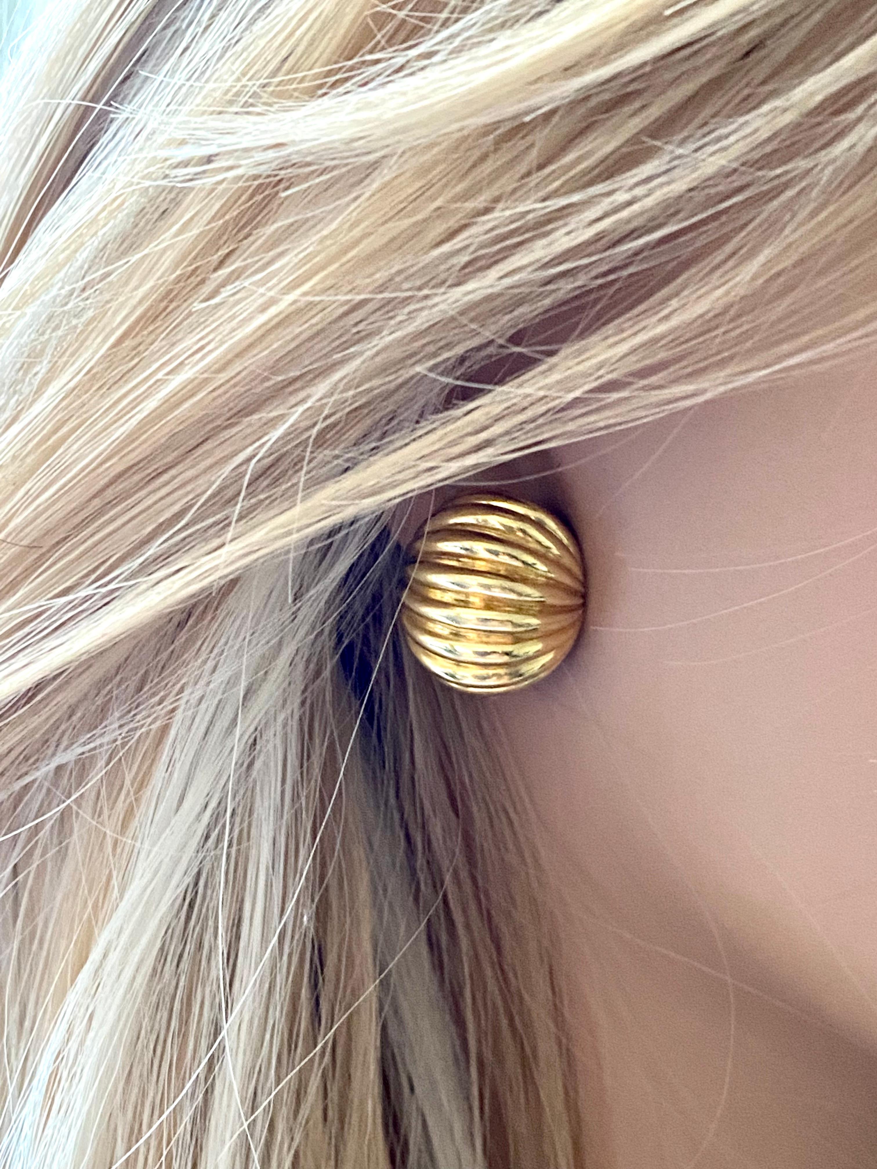 Vintage Cartier Eighteen Karat Yellow Gold Ribbed Earrings In Good Condition In New York, NY