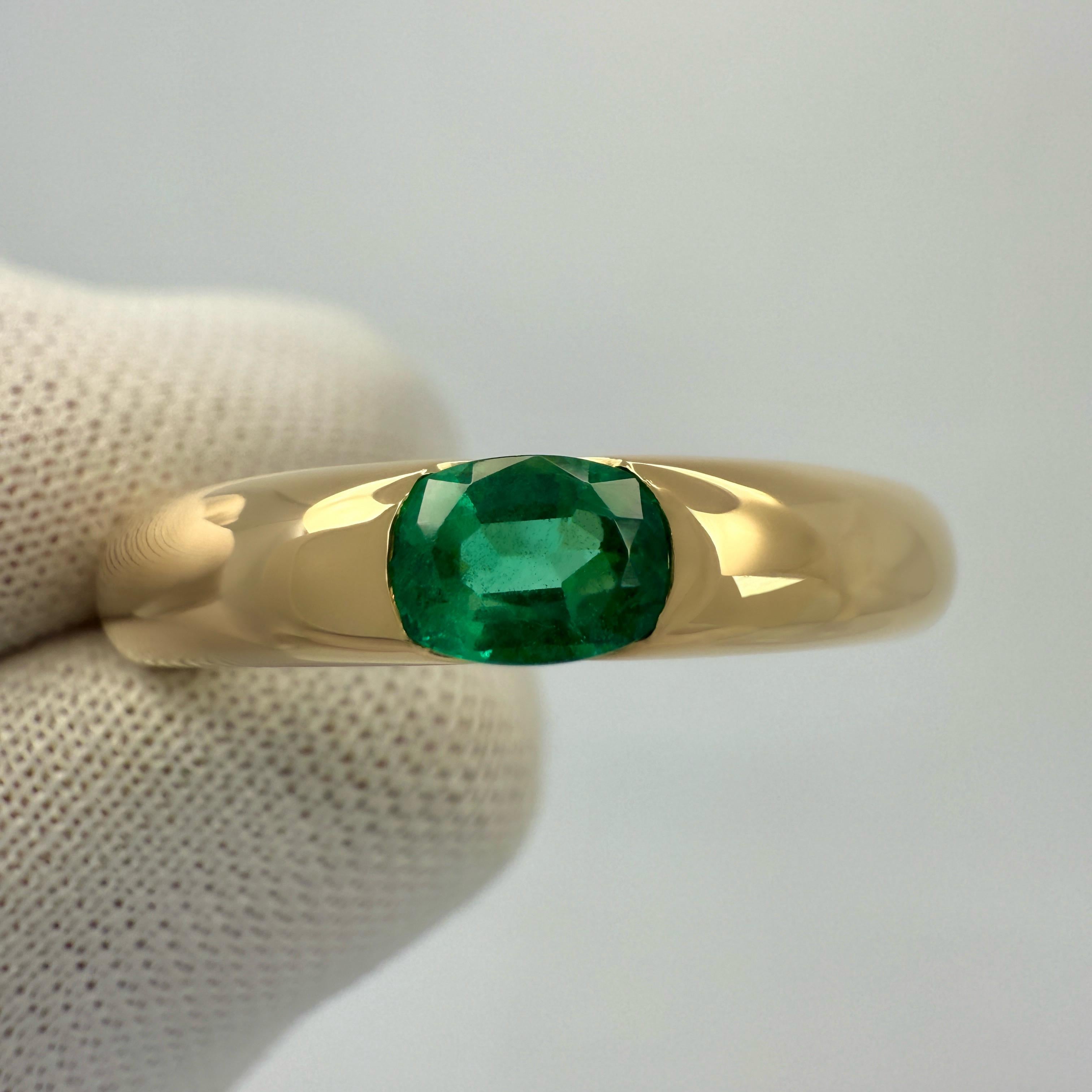 Taille ovale Vintage Cartier Emerald Vivid Green Ellipse 18k Yellow Gold Solitaire Ring 51 en vente