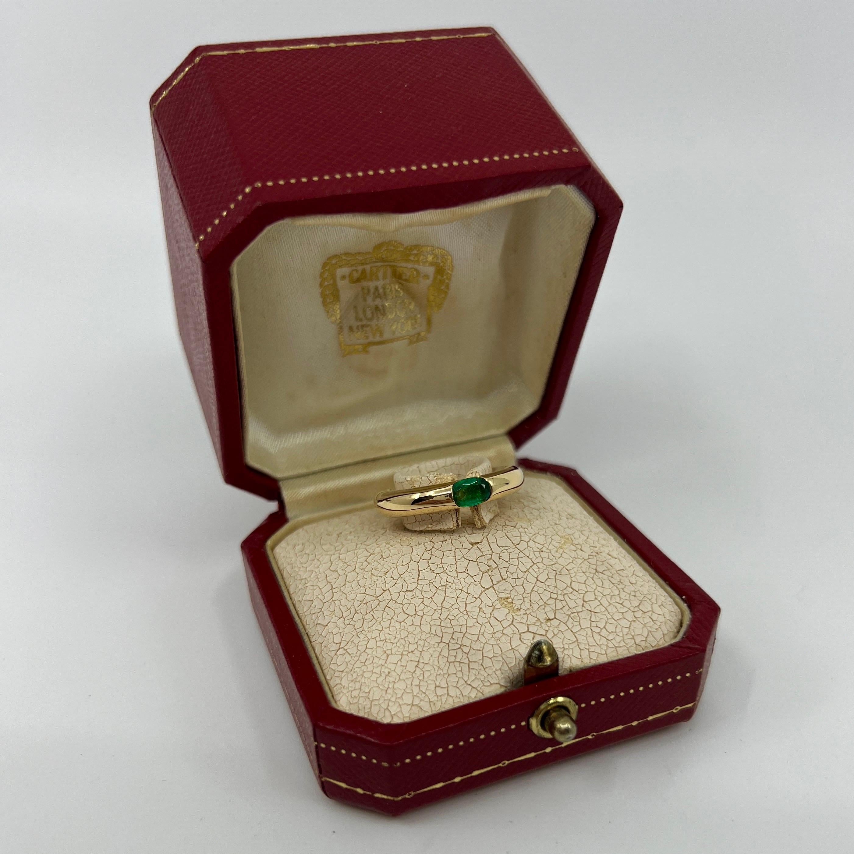 Taille ovale Vintage Cartier Emerald Vivid Green Ellipse 18k Yellow Gold Solitaire Ring 52 en vente