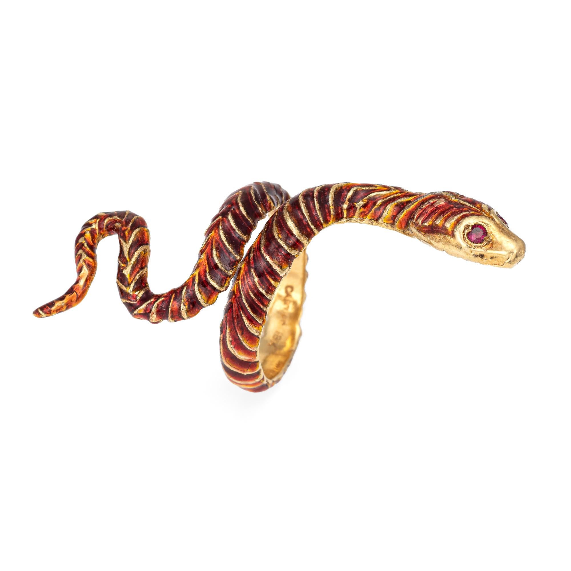 Bague vintage de Cartier en or jaune 18 carats (circa 1970).  

Le serpent élaboré, avec sa forme sinueuse et serpentine, mesure 2 pouces de long (du nord au sud) et fait une déclaration audacieuse sur la main ! L'émail rouge et orange feu ajoute