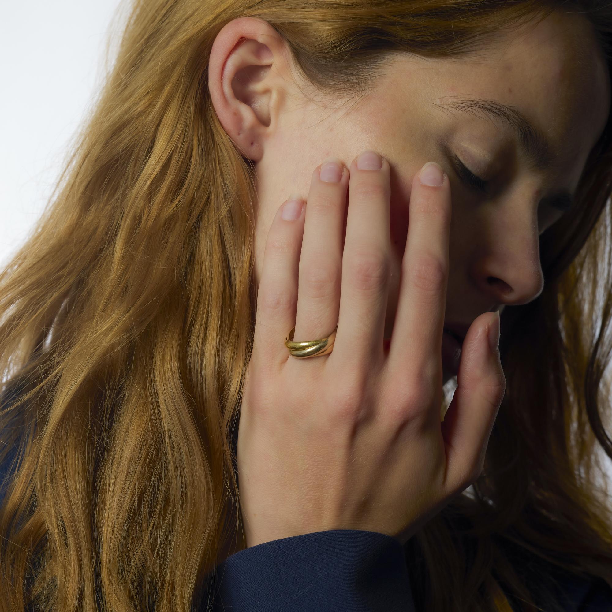 Este anillo Cartier vintage exhibe el icónico oro tricolor de 18 quilates en un diseño atemporal, que combina la elegancia con la artesanía francesa y los detalles de la firma.