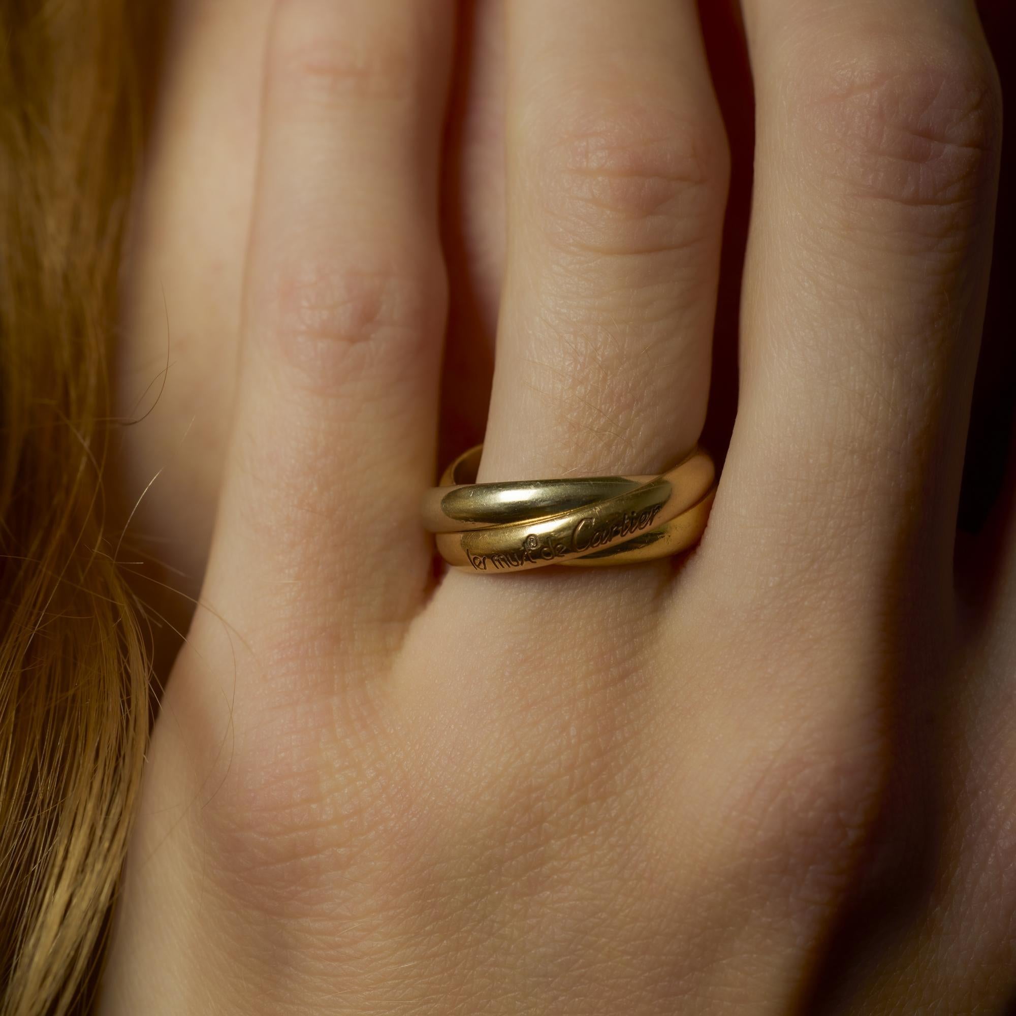 Anillo de la Trinidad vintage Cartier francés de oro de 18 quilates en Bueno estado para la venta en Beverly Hills, CA