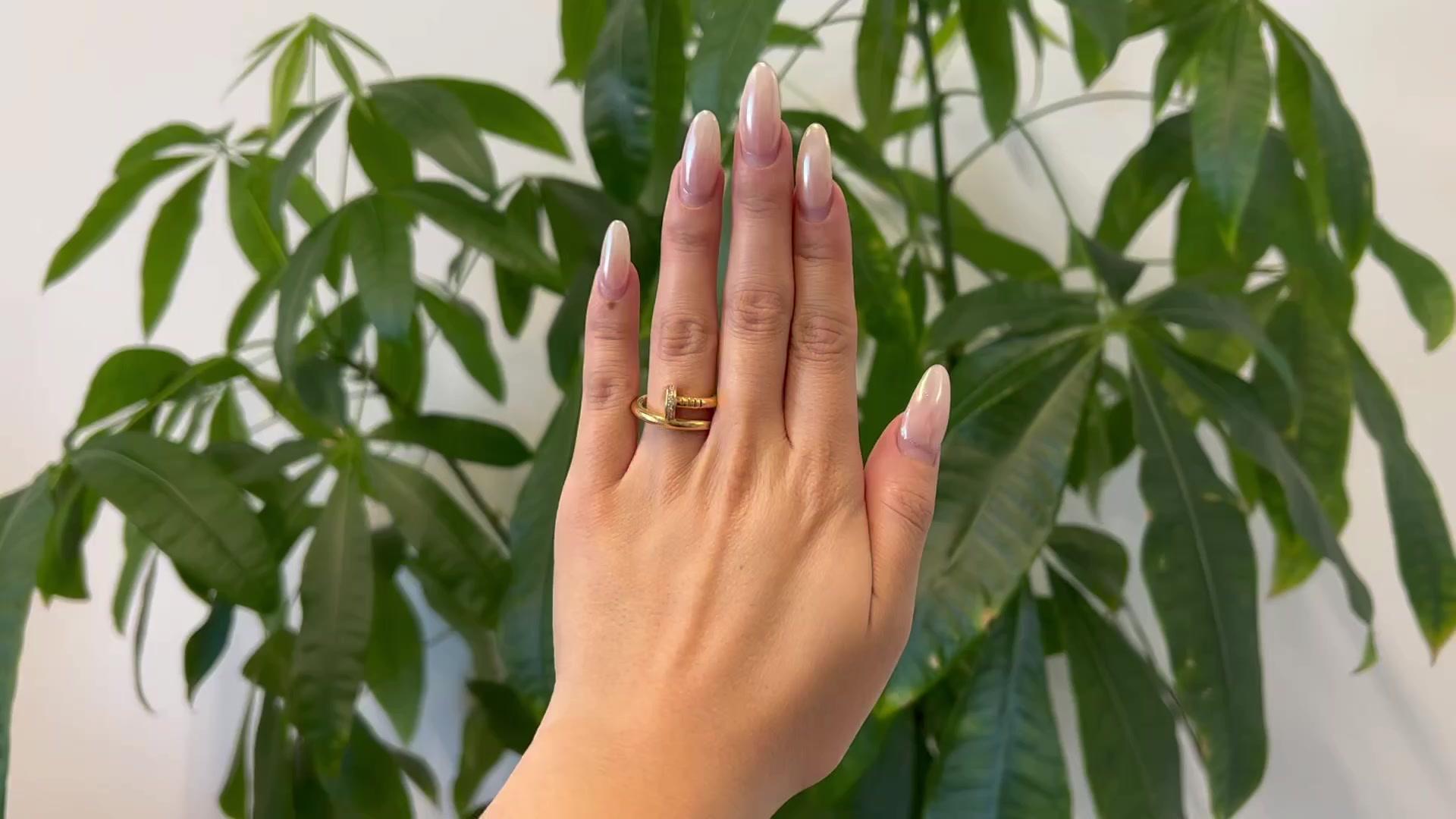 Ein Vintage Cartier Französisch Juste Un Clou Diamant 18K Gelbgold Ring. Mit 22 runden Diamanten im Brillantschliff mit einem Gesamtgewicht von ca. 0,15 Karat, eingestuft in Farbe E-F und Reinheit VVS. Gefertigt aus 18 Karat Gelbgold, signiert