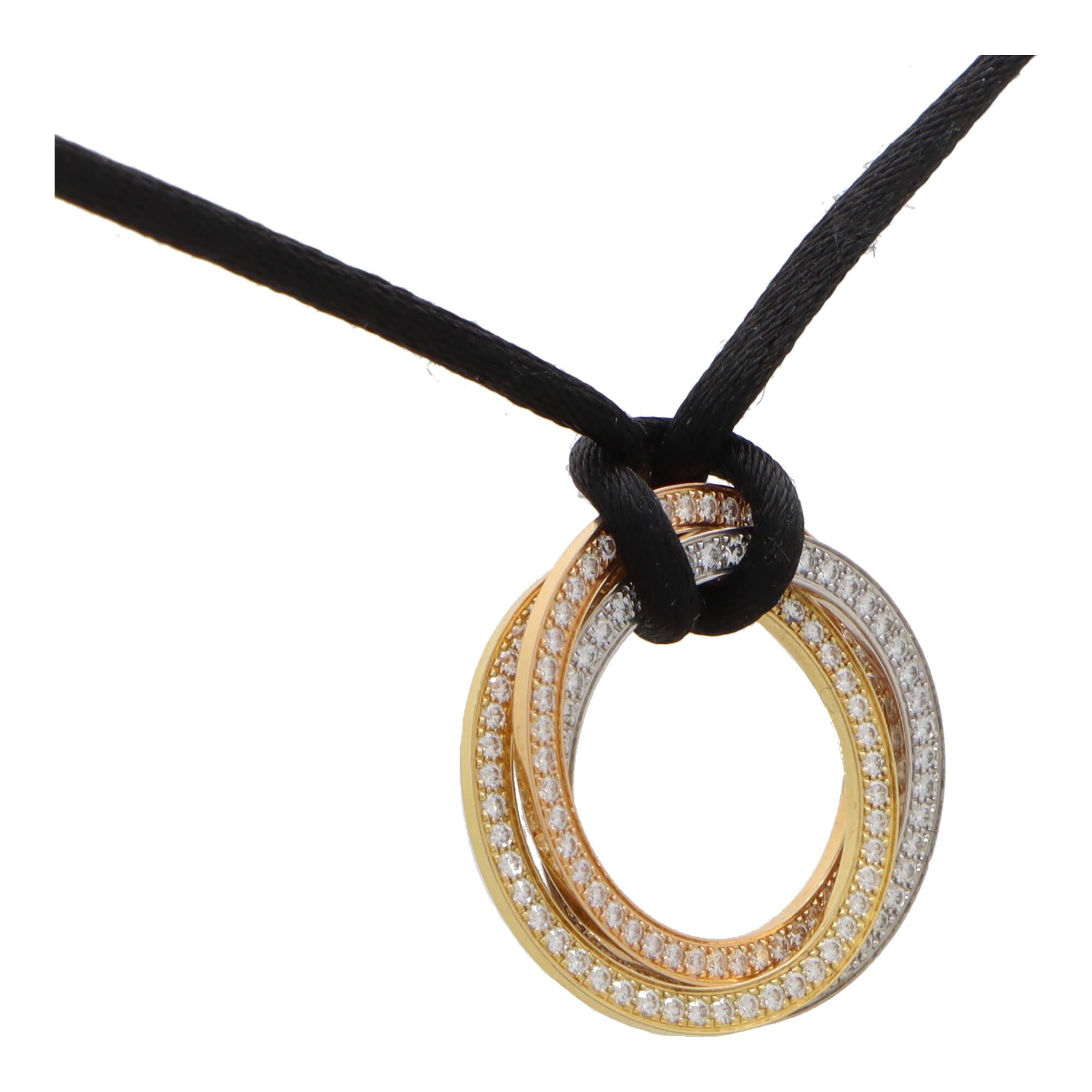 Vintage Cartier Trinity-Anhänger aus 18 Karat Gold mit Volldiamant auf Seidenkordel im Zustand „Hervorragend“ in London, GB