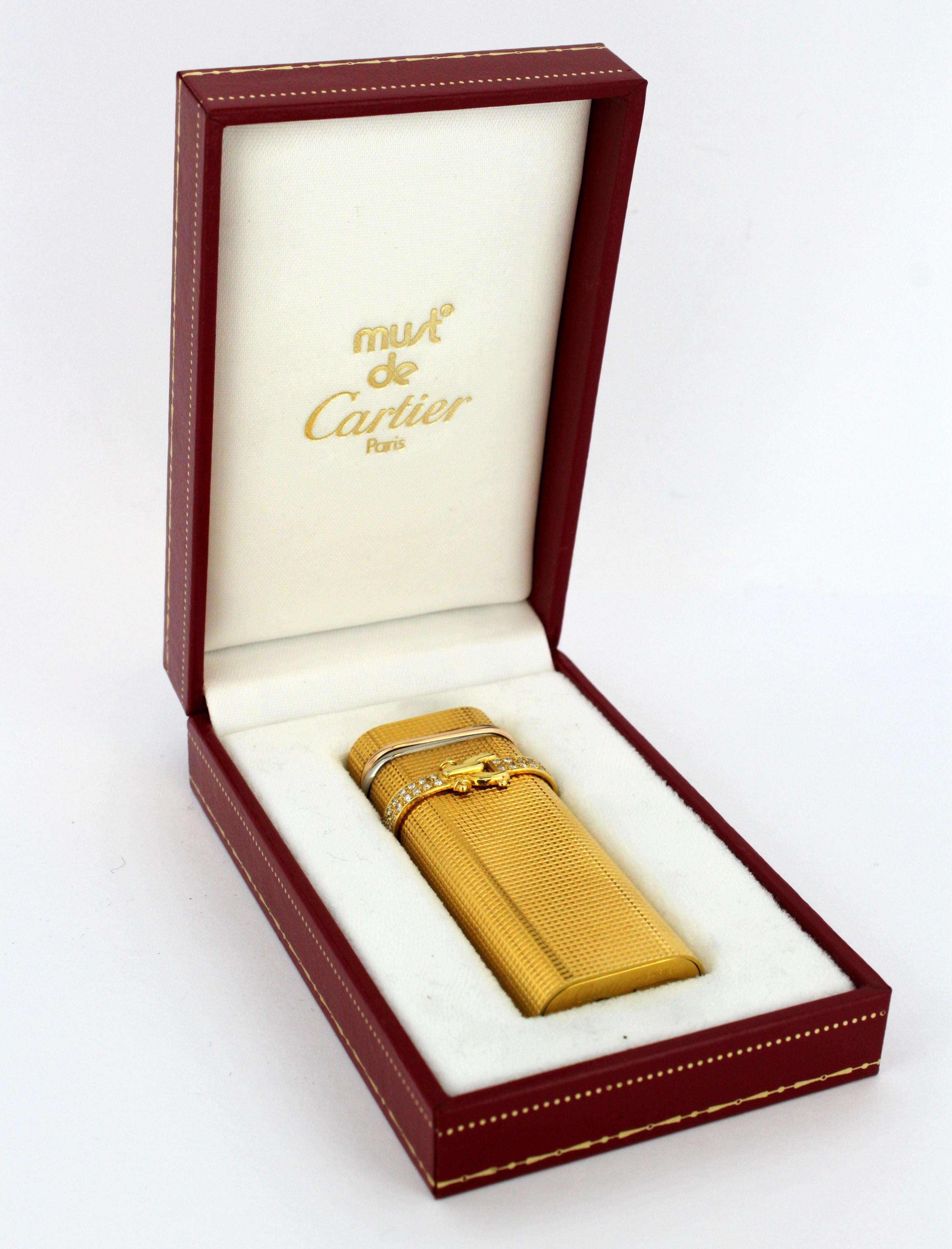 Vintage Cartier gold plated lighter with diamonds.
Made in France Circa 1990's
Serial : 46941N
Fully working.

Dimensions - 
Length x Width x Depth : 7 x 2.8 x 1.5 cm
Weight : 86 grams

Diamonds - 
Cut : Round
Number of diamonds : 60
Approx total
