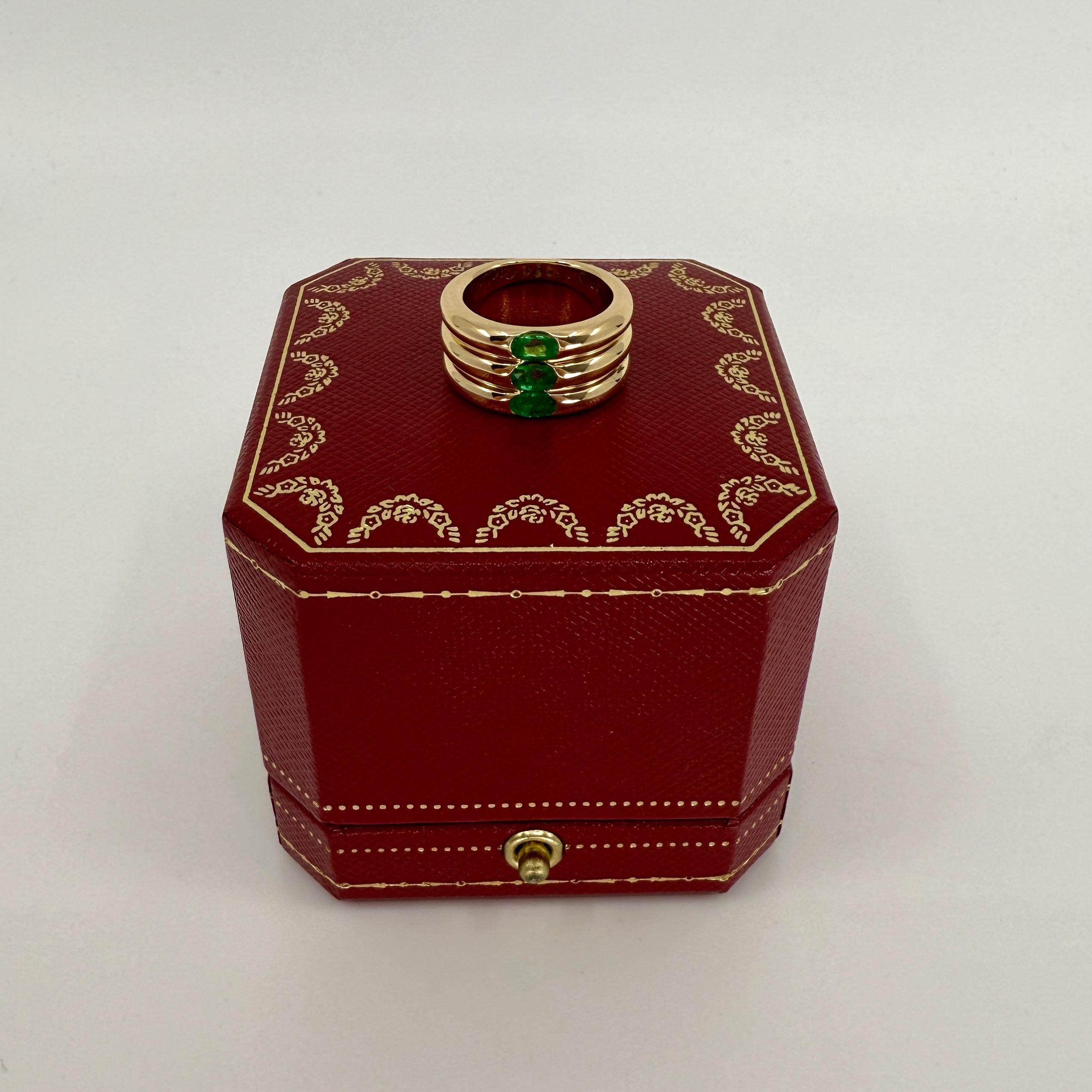 Vintage Cartier Green Emerald Ellipse 18k Yellow Gold Three Stone Band Ring 47 In Excellent Condition In Birmingham, GB