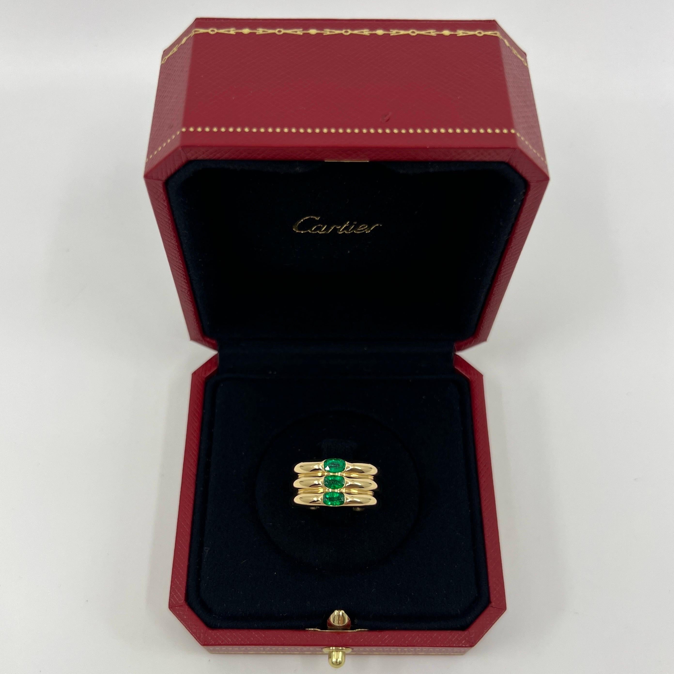 Vintage Cartier Vivid Green Emerald 18k Gelbgold Drei Stein Band Ring.

Atemberaubende Gelbgold Cartier Ring mit einem feinen lebhaften grünen Smaragden besetzt. Edle Schmuckhäuser wie Cartier verwenden nur die feinsten Edelsteine, und diese