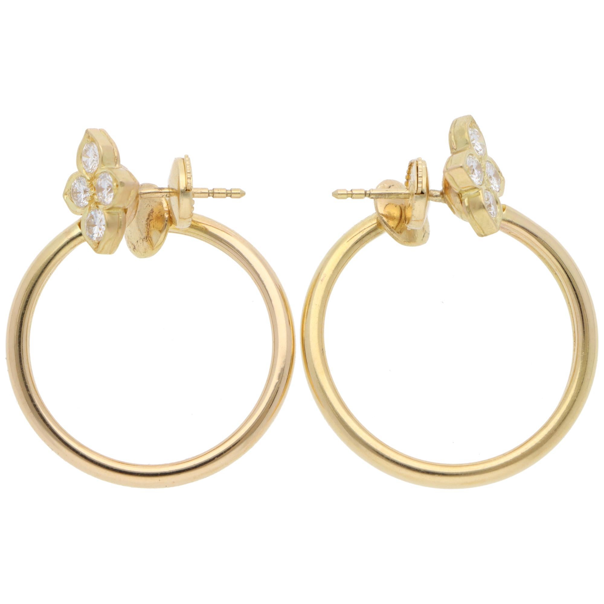 Un bellissimo paio di orecchini a cerchio vintage con diamanti Cartier Hindu incastonati in oro giallo 18 carati, circa anni 2000.

Dalla collezione Hindu, ormai fuori produzione, ogni orecchino raffigura un motivo floreale con 4 diamanti