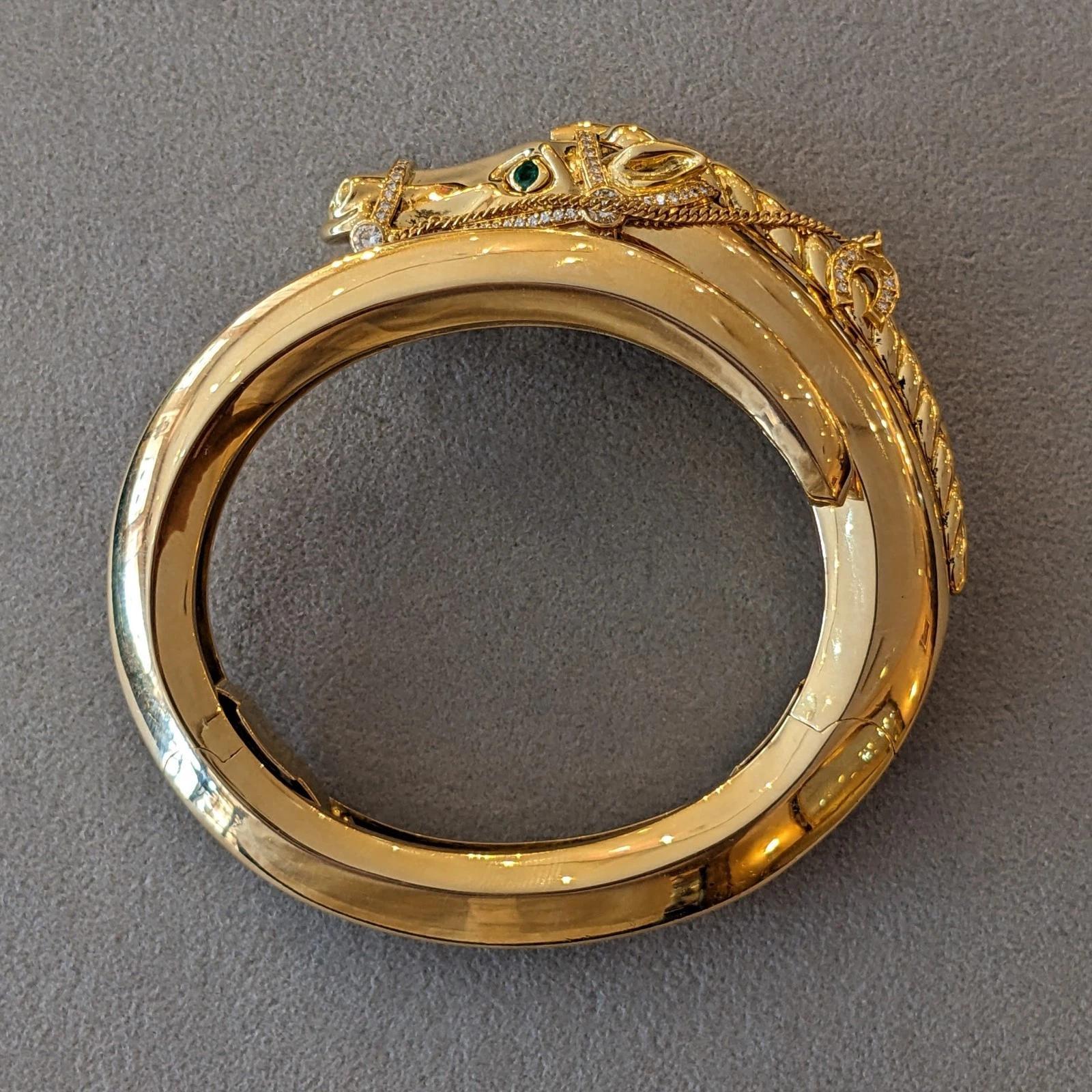 Donna Bracciale Bangle Cartier Horse d'epoca in oro giallo 18 carati in vendita