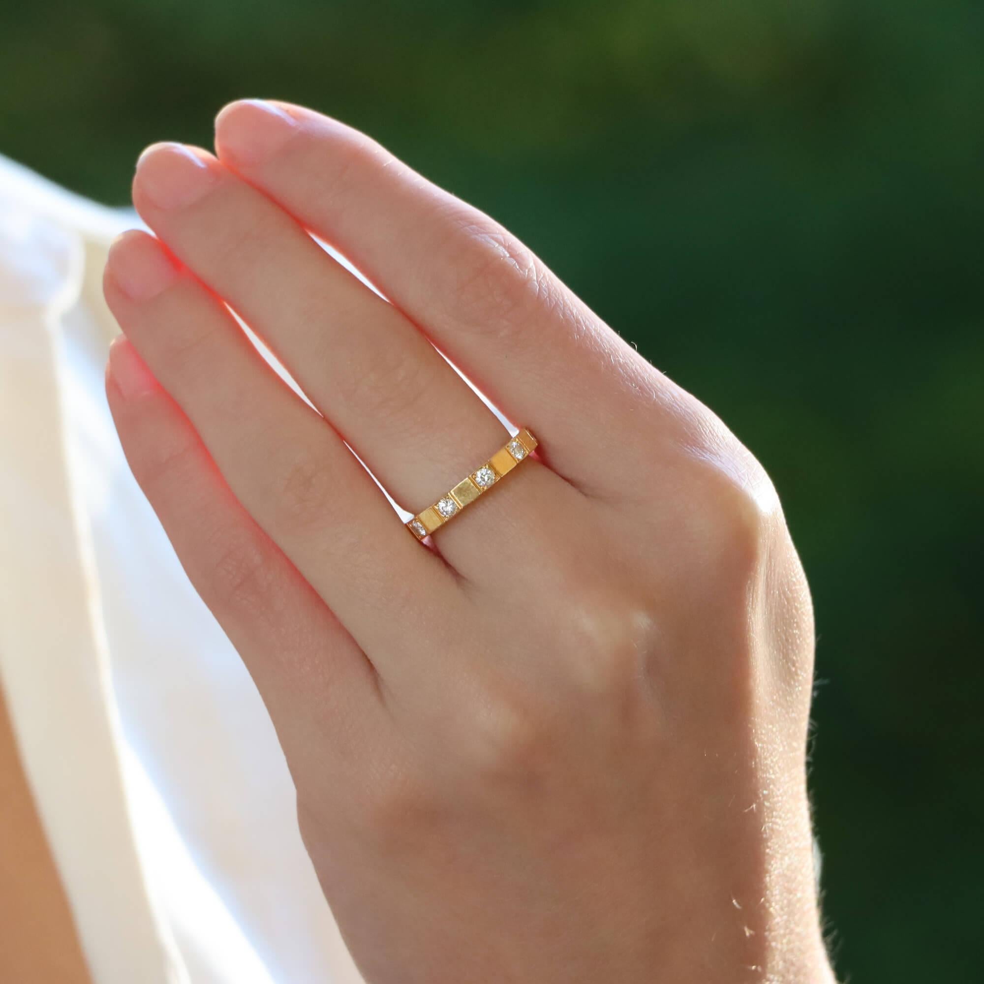 Une belle bague éternelle vintage en diamant Cartier Lanières en or jaune 18k. 

Le bracelet est composé de l'emblématique bracelet Lanières de Cartier, mais il est serti en alternance de diamants ronds taille brillant. Le contraste entre les