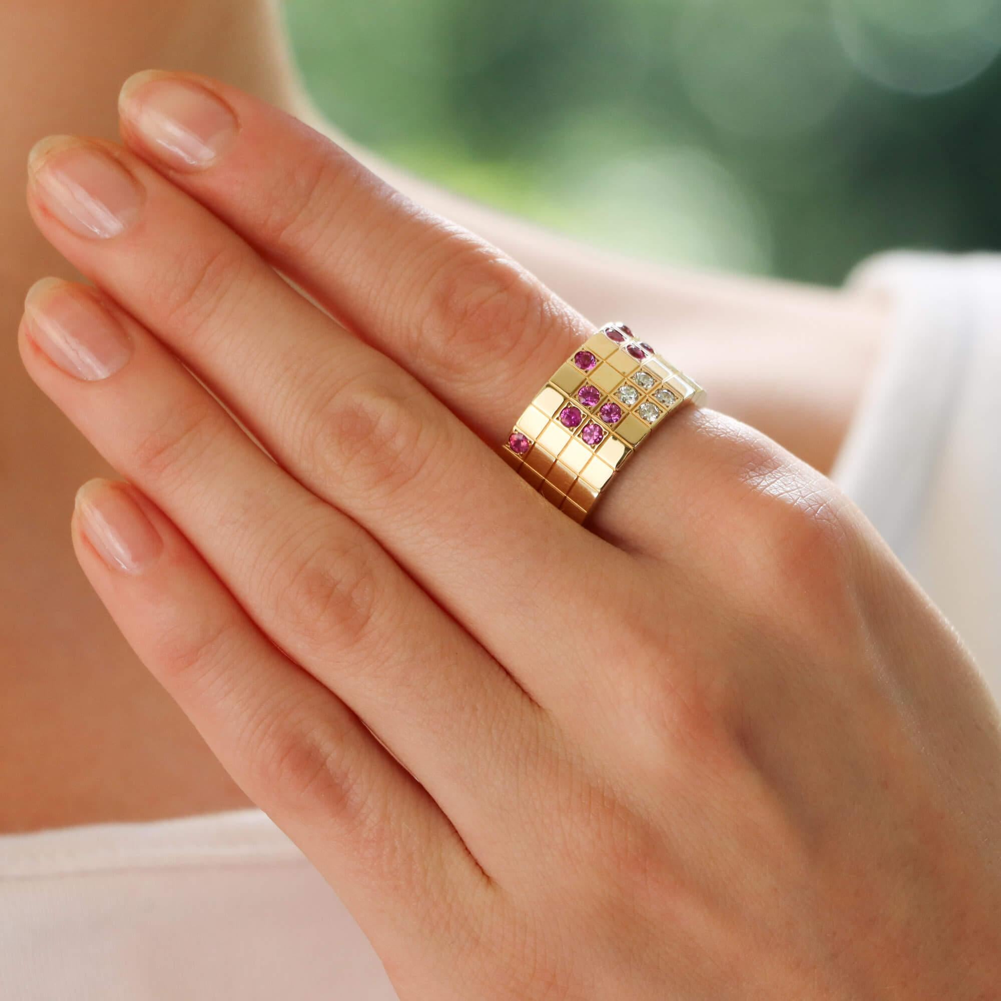 Magnifique bague vintage Cartier Lanières en saphir rose et diamants, sertie d'or rose 18 carats, vers les années 1990.

Issue de la collection discontinuée Lanières, la bague est composée de 11 saphirs roses vibrants et de 4 diamants ronds de