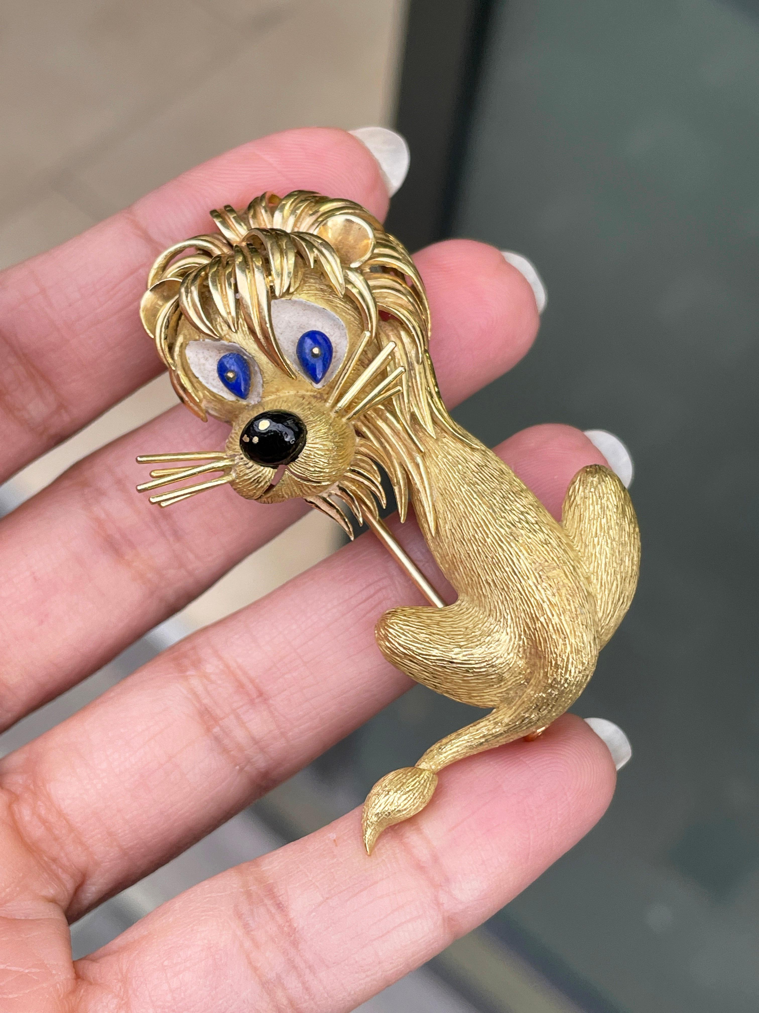 This magnificent vintage brooch by Cartier features a perfectly structured cartoony lion design masterfully crafted from solid 18 carat yellow gold.
The lion's eyes are accented with 2 pear shaped cabochon lapis lazuli and black enamelling has been
