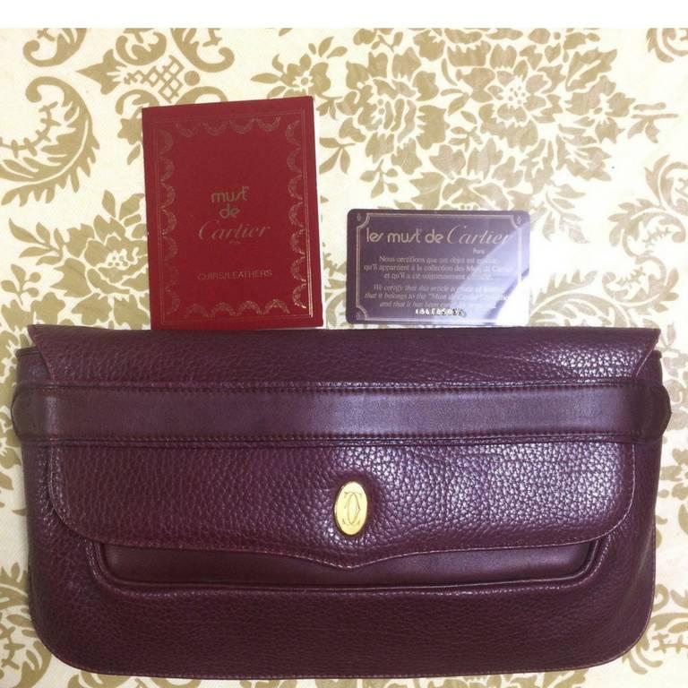 Cartier Vintage Must de Cartier Leather Wine Color Clutch with gold tone charm  In Good Condition For Sale In Kashiwa, Chiba